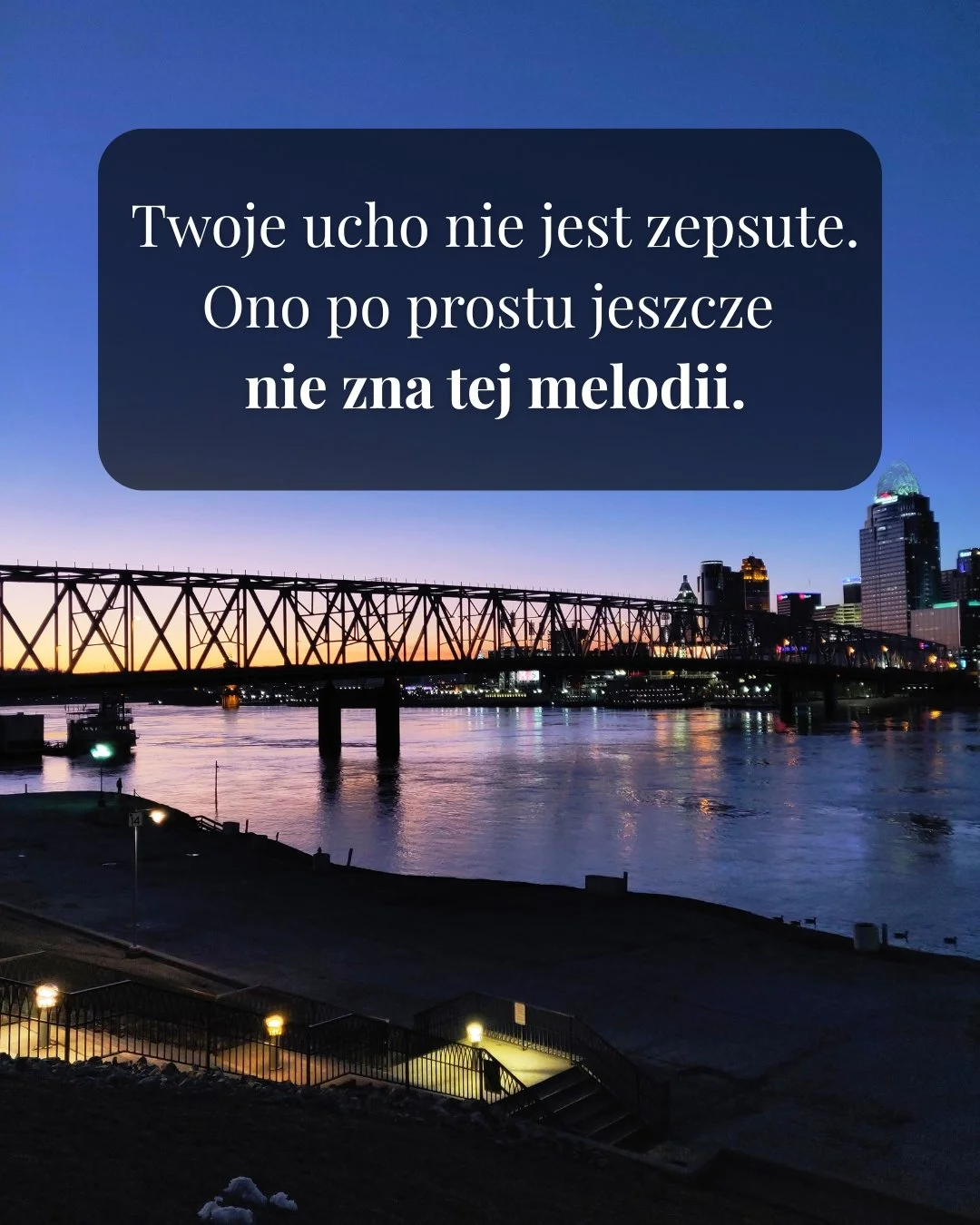 Most prowadzący w głąb miasta jako symbol realistycznego planu nauki języka szwedzkiego