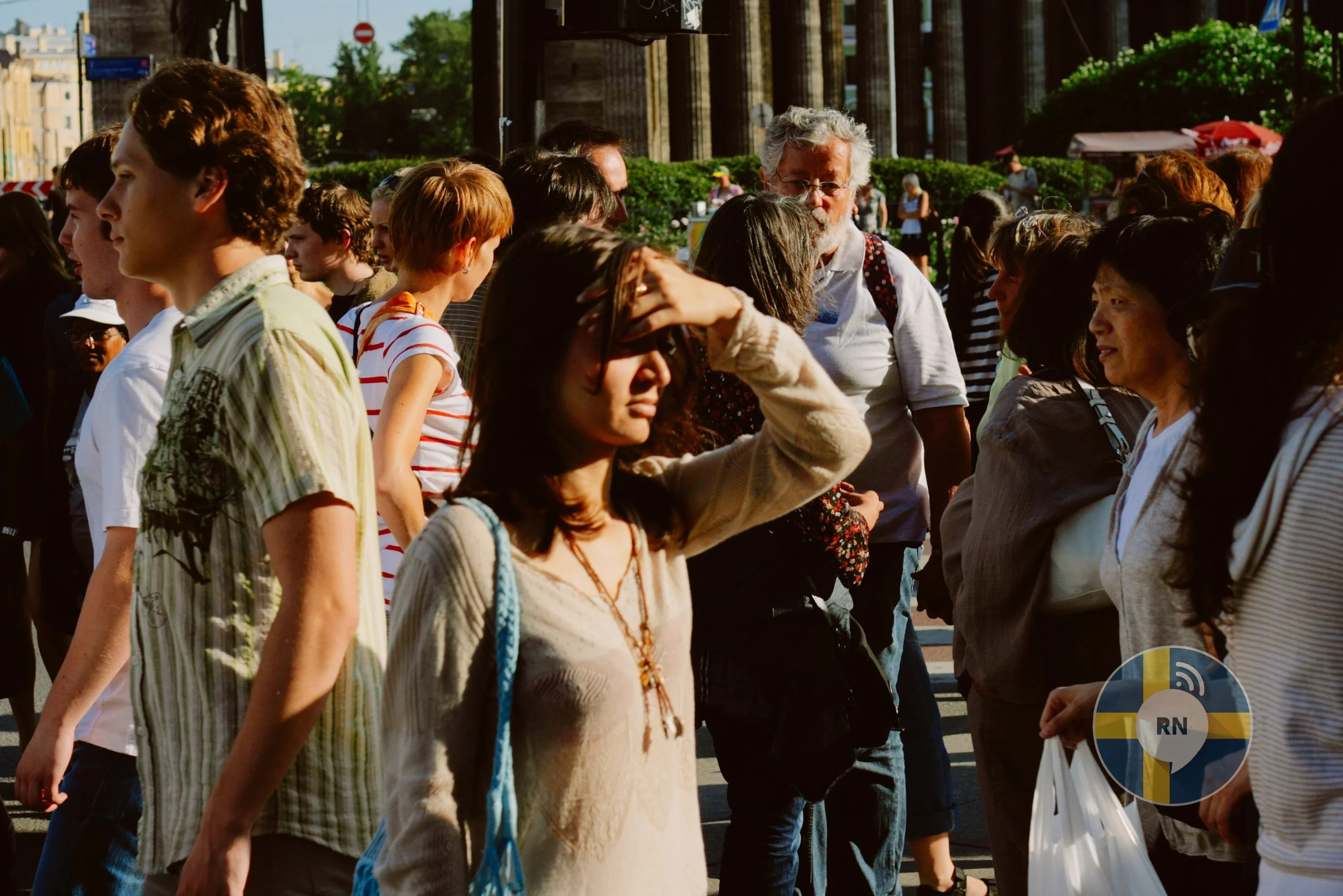 Grupa ludzi jako symbol nauki języka szwedzkiego.