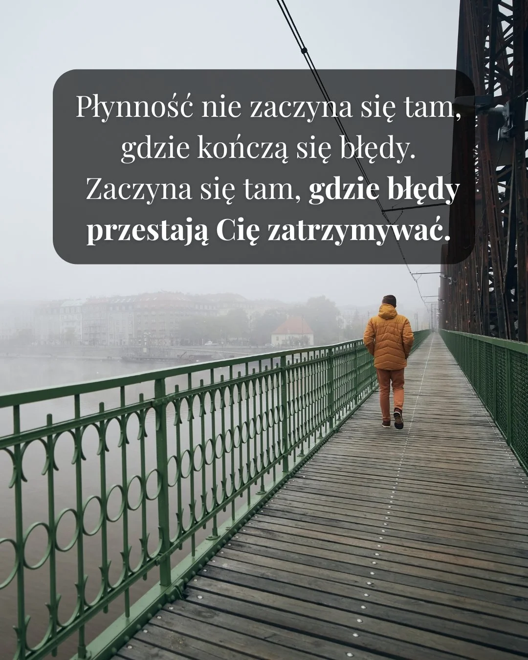 Most prowadzący w głąb miasta jako symbol realistycznego planu nauki języka szwedzkiego wraz z cytatem motywacyjnym