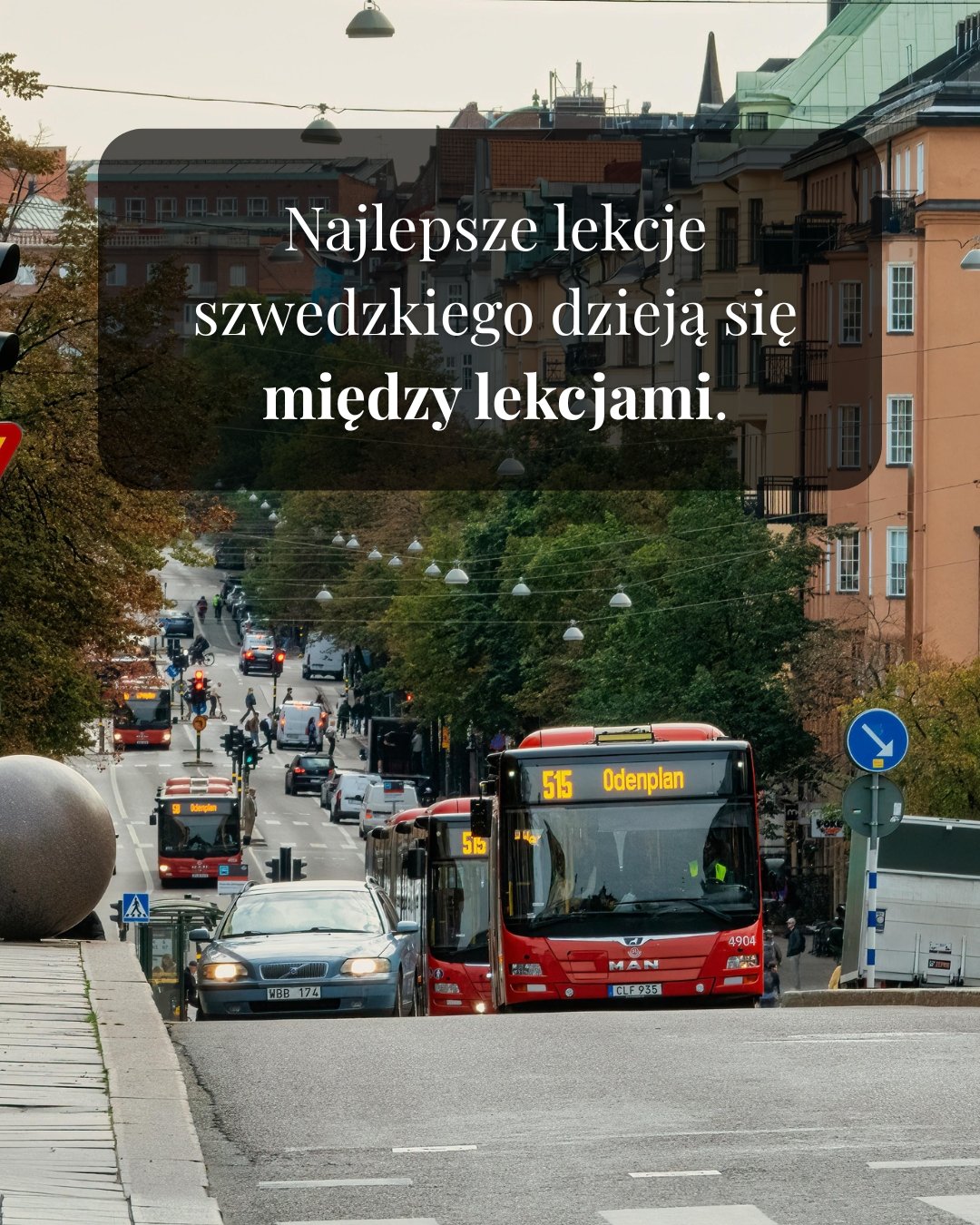 Szwedzki autobus zatrzymujący się na osiedlowej ulicy — miejsce pierwszych naturalnych codziennych dialogów, idealne dla osób uczących się szwedzkiego.