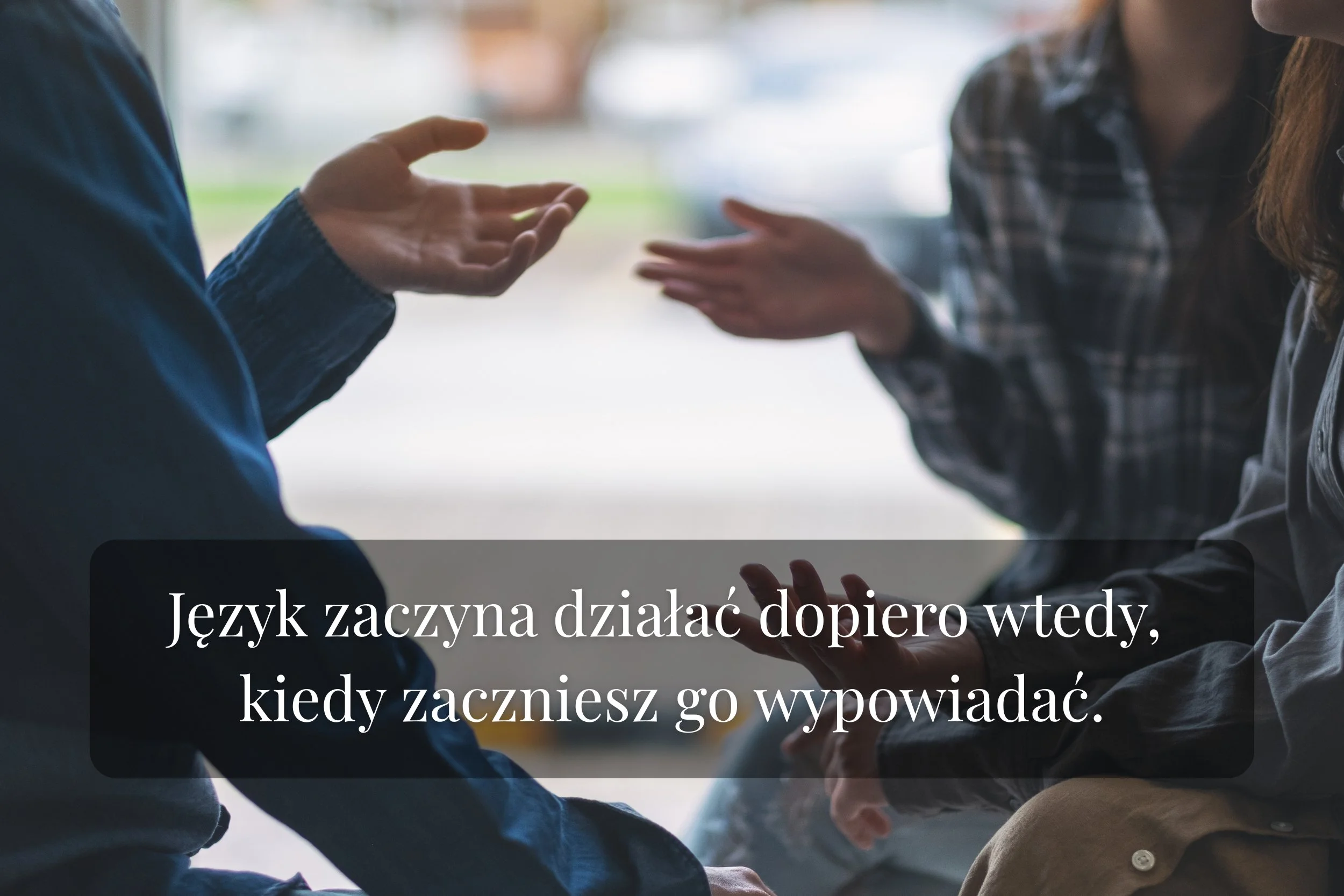 Cytat o roli mówienia w nauce języka szwedzkiego na tle zdjęcia dłoni.