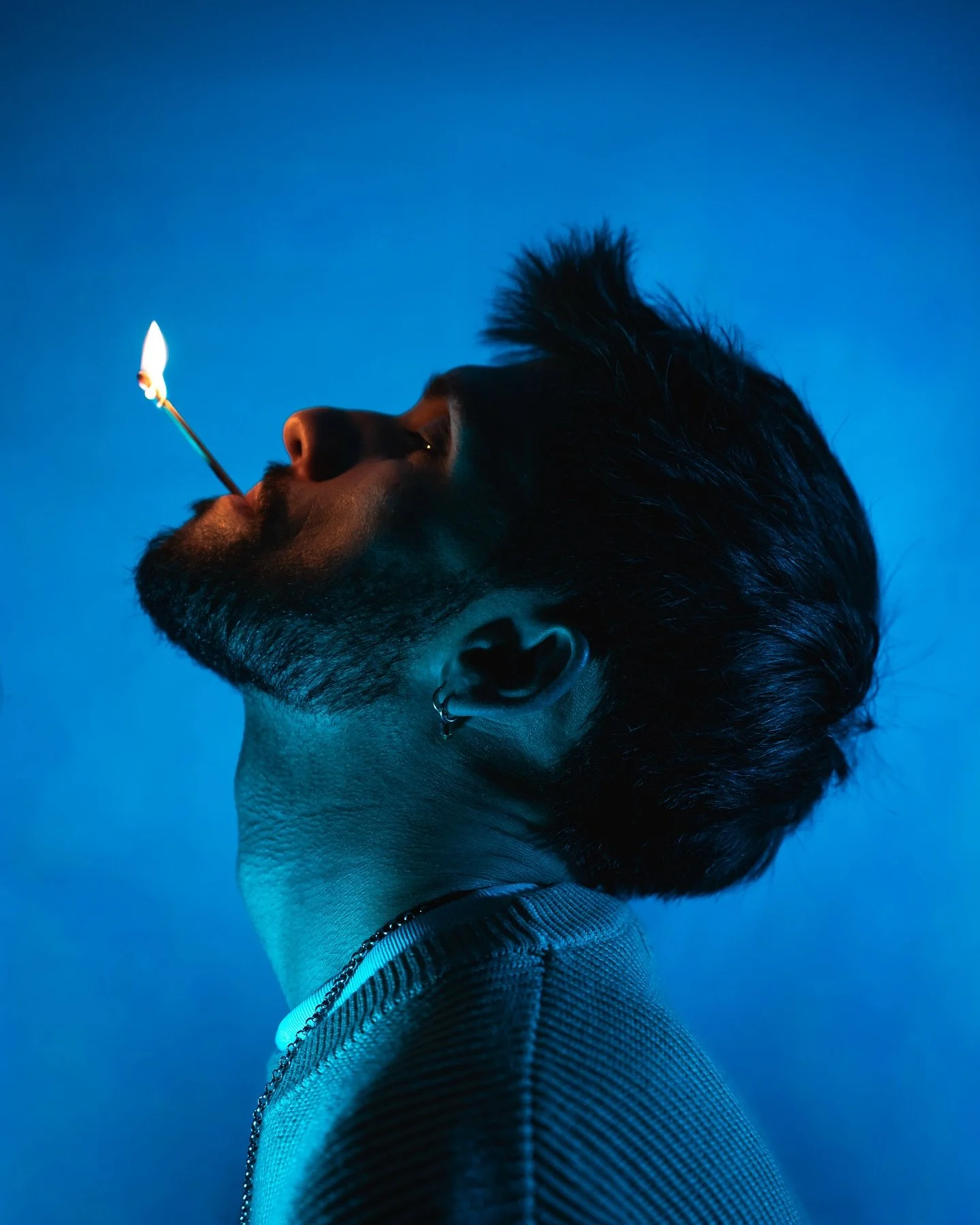 Un visage dans le bleu, une flamme pour briser le froid. ❄️🔥

Mod&egrave;le : @dorianrdg 📸

#fyp
