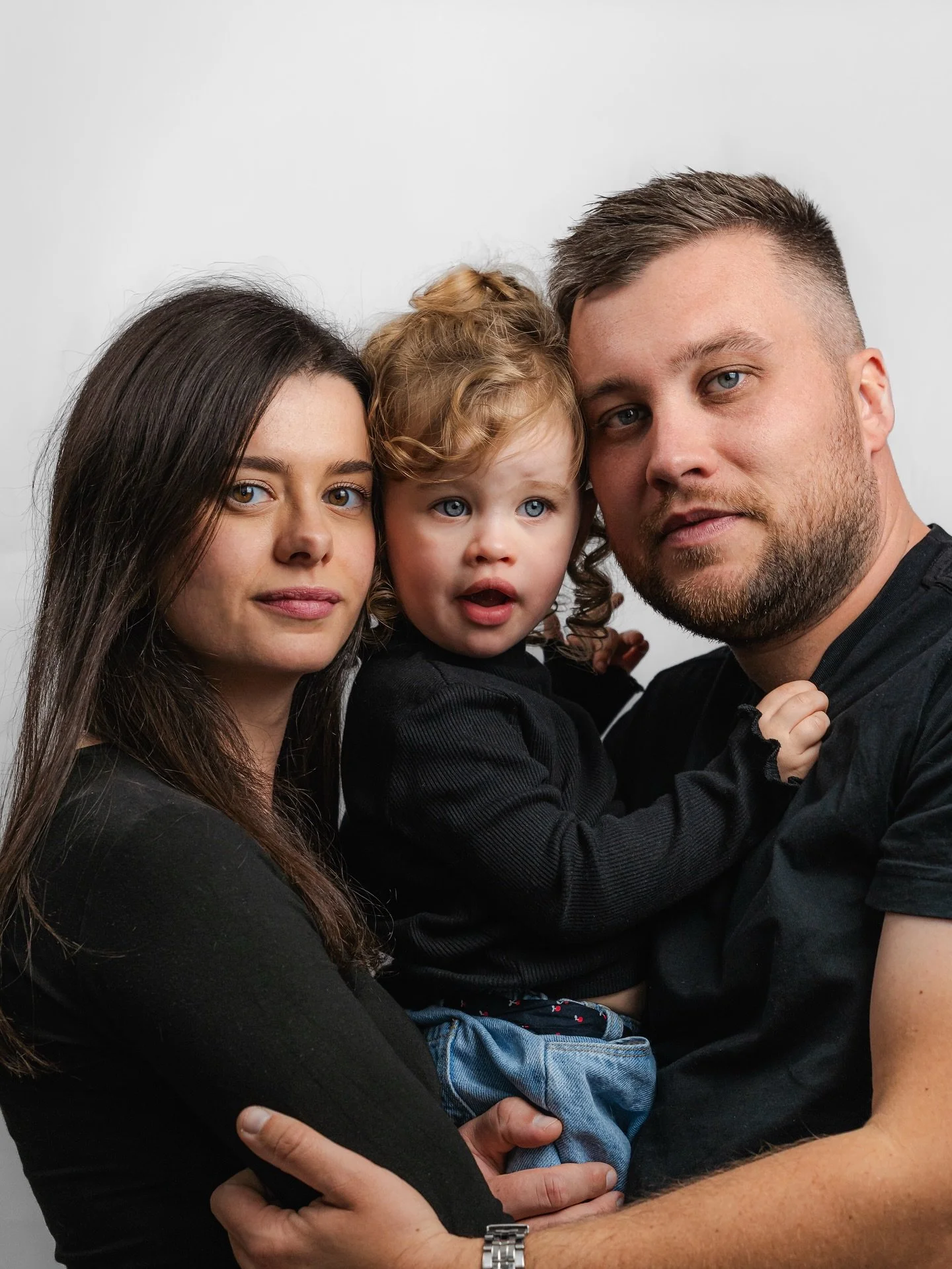 Un moment simple, sinc&egrave;re et rempli de tendresse avec Romain, Emy et leur petite famille.
Des rires, des regards, des instants qui racontent l&rsquo;essentiel : le bonheur d&rsquo;&ecirc;tre ensemble.

📸 Les s&eacute;ances famille sont pens&e
