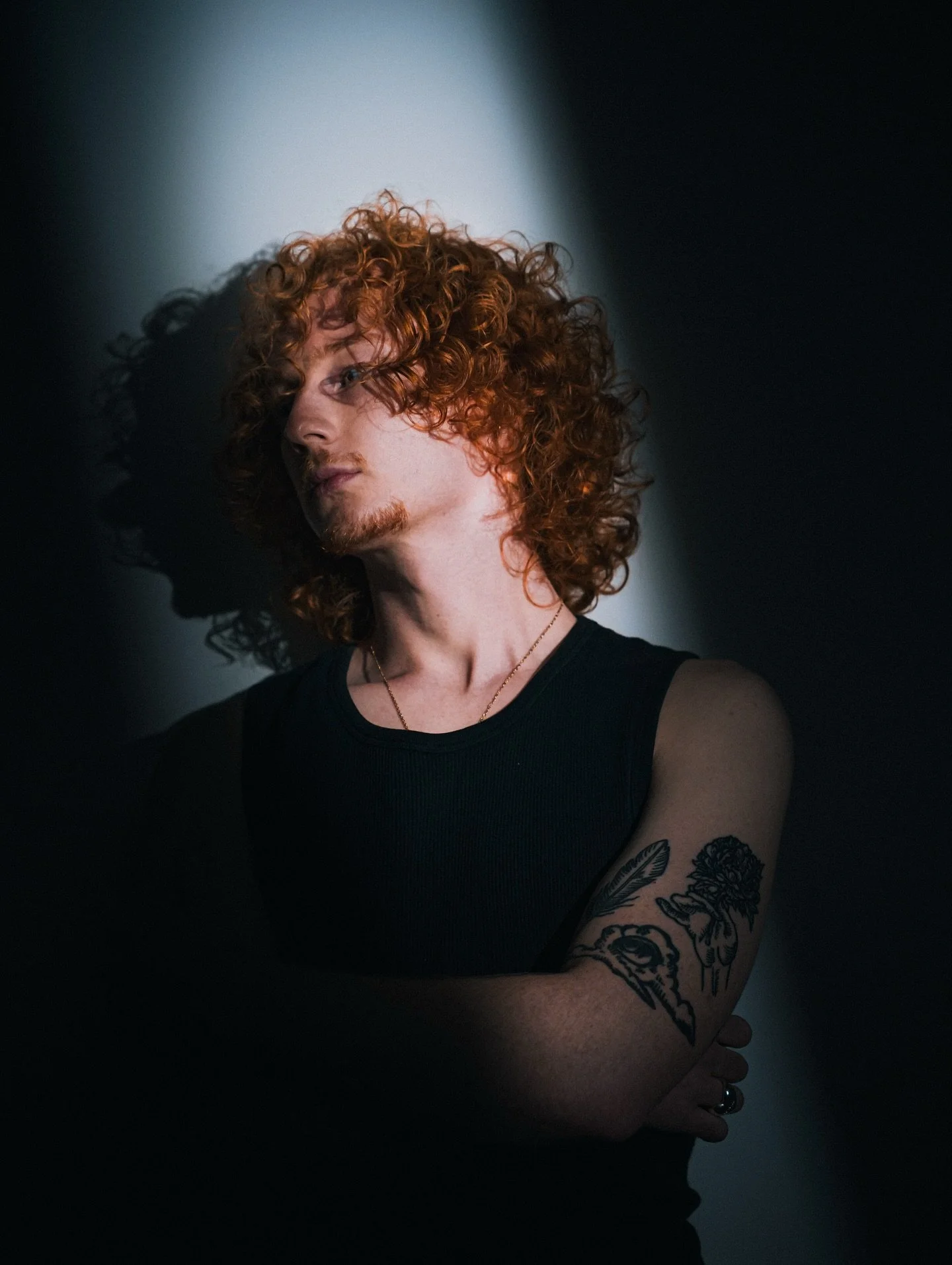 Un souffle de lumi&egrave;re traverse la solitude.
Le visage devient histoire,
le silence, une &eacute;motion.

Mod&egrave;le : Quentin Robert📸

✉️Pour un shooting dans ce style, contactez-moi en message priv&eacute; ou via mon site : lucassimonnet.