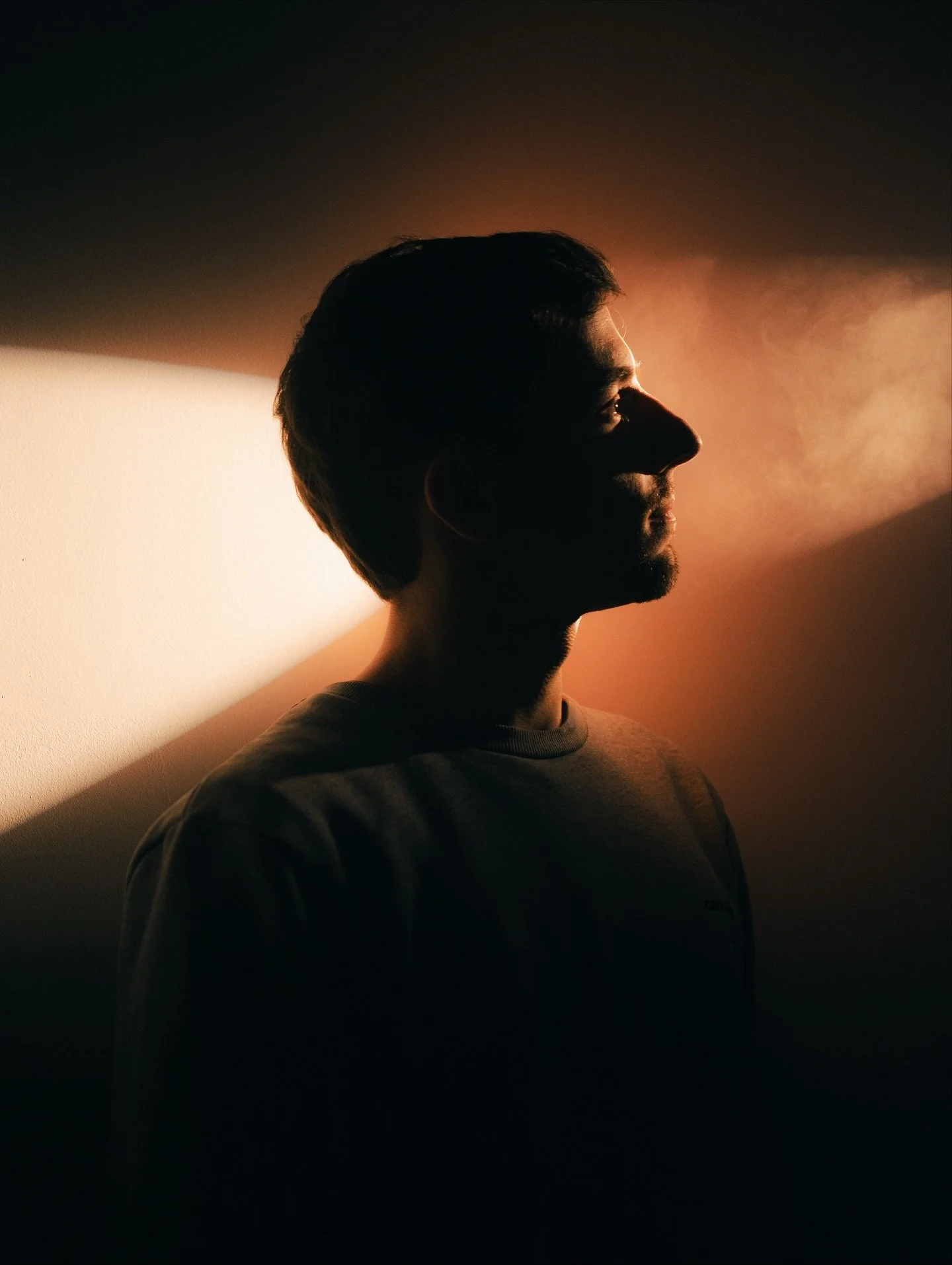 &laquo; La lumi&egrave;re comme langage, l&rsquo;ombre comme respiration.
Chaque rayon trace une &eacute;motion, chaque silence devient mati&egrave;re. &raquo;

Une s&eacute;rie o&ugrave; la lumi&egrave;re guide le regard et r&eacute;v&egrave;le ce q