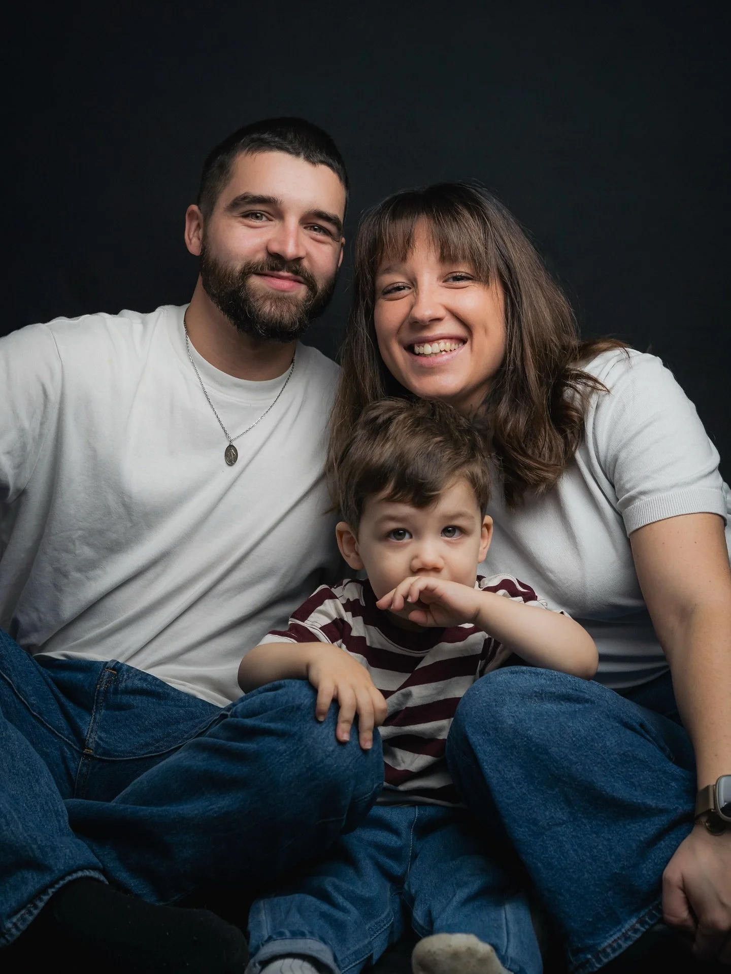 Un moment simple et sinc&egrave;re avec Marion, Lo&iuml;c et leur petite famille.
Des rires, des gestes tendres et cette complicit&eacute; qu&rsquo;on aime retrouver sur chaque image.

📸 Les s&eacute;ances famille sont pens&eacute;es pour capturer c