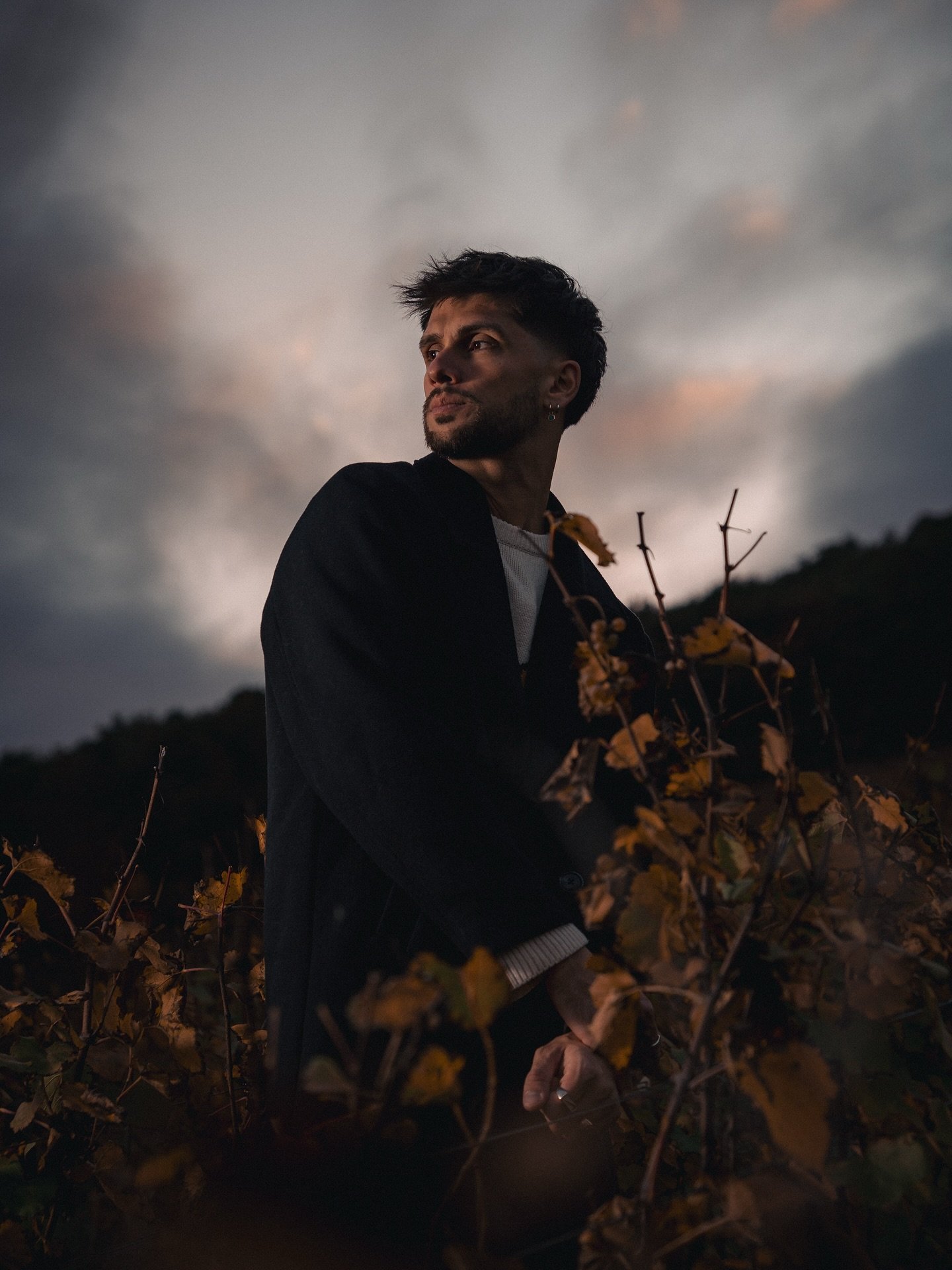 Une lumi&egrave;re dor&eacute;e, un vent frais, les vignes qui se parent de leurs derni&egrave;res couleurs&hellip;
L&rsquo;automne, cette saison qui transforme chaque instant en image &agrave; part enti&egrave;re.

📸 S&eacute;ance r&eacute;alis&eac