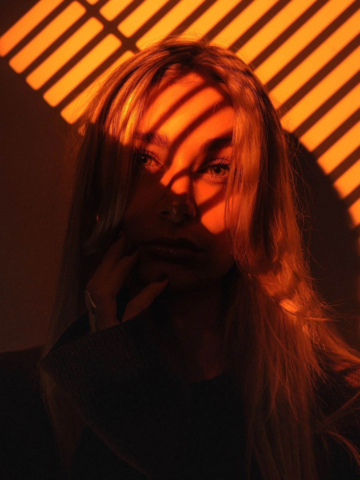 Jeux de lumi&egrave;re, sans soleil cette fois.
Juste une source artificielle, un peu de patience, et l&rsquo;envie de recr&eacute;er cette ambiance chaude et contrast&eacute;e.
Comme quoi, pas besoin de golden hour pour capter une vraie atmosph&egra