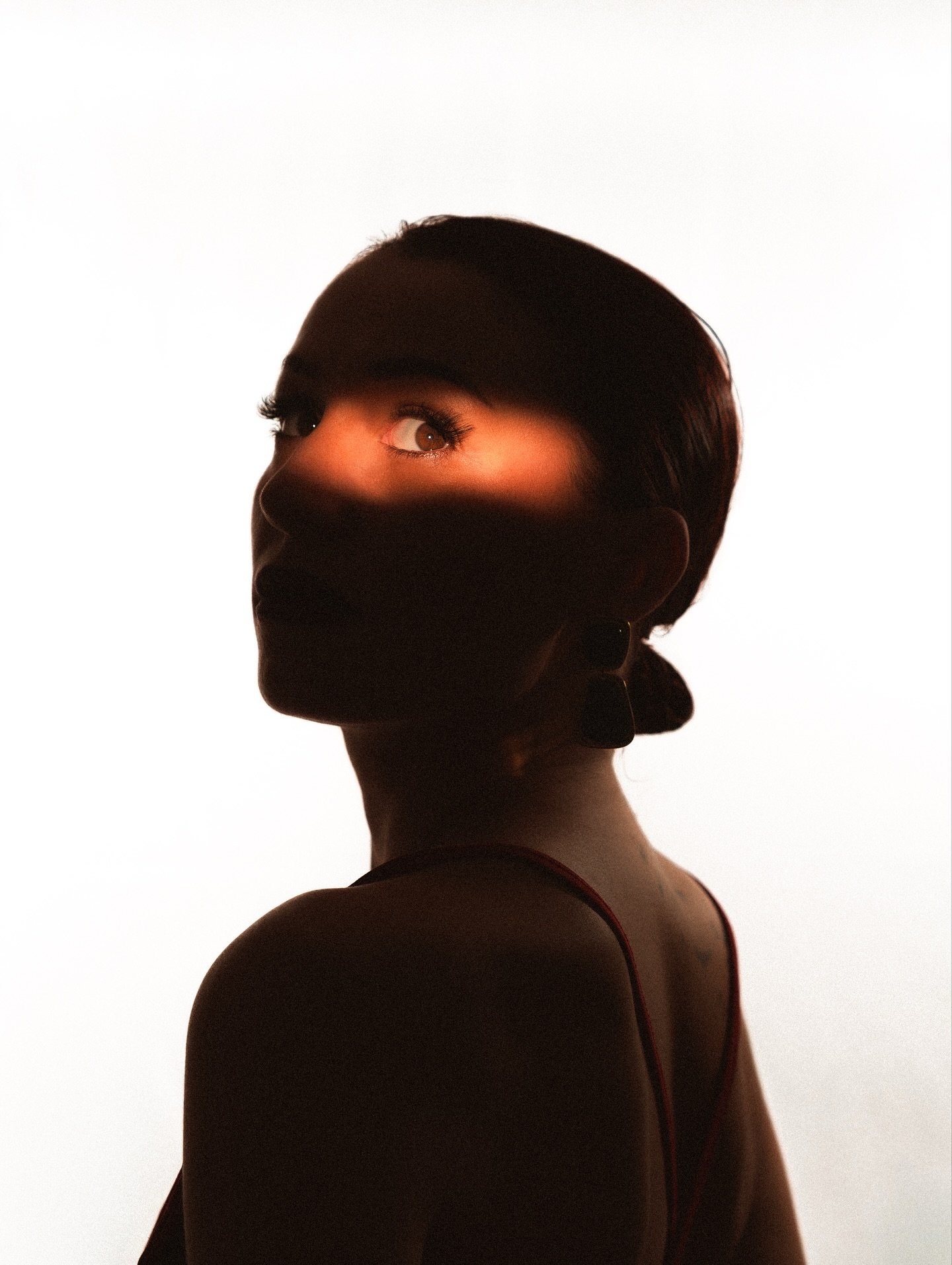 S&eacute;rie de photos en collaboration avec @frenesie_tattoo 📸🙌

Des ombres, des lumi&egrave;res, de la couleur et du noir et blanc. 🕯️

Envie d&rsquo;un shooting ? 
lucassimonnet.com 🧑&zwj;💻
Contactez-moi en message priv&eacute; ✉️