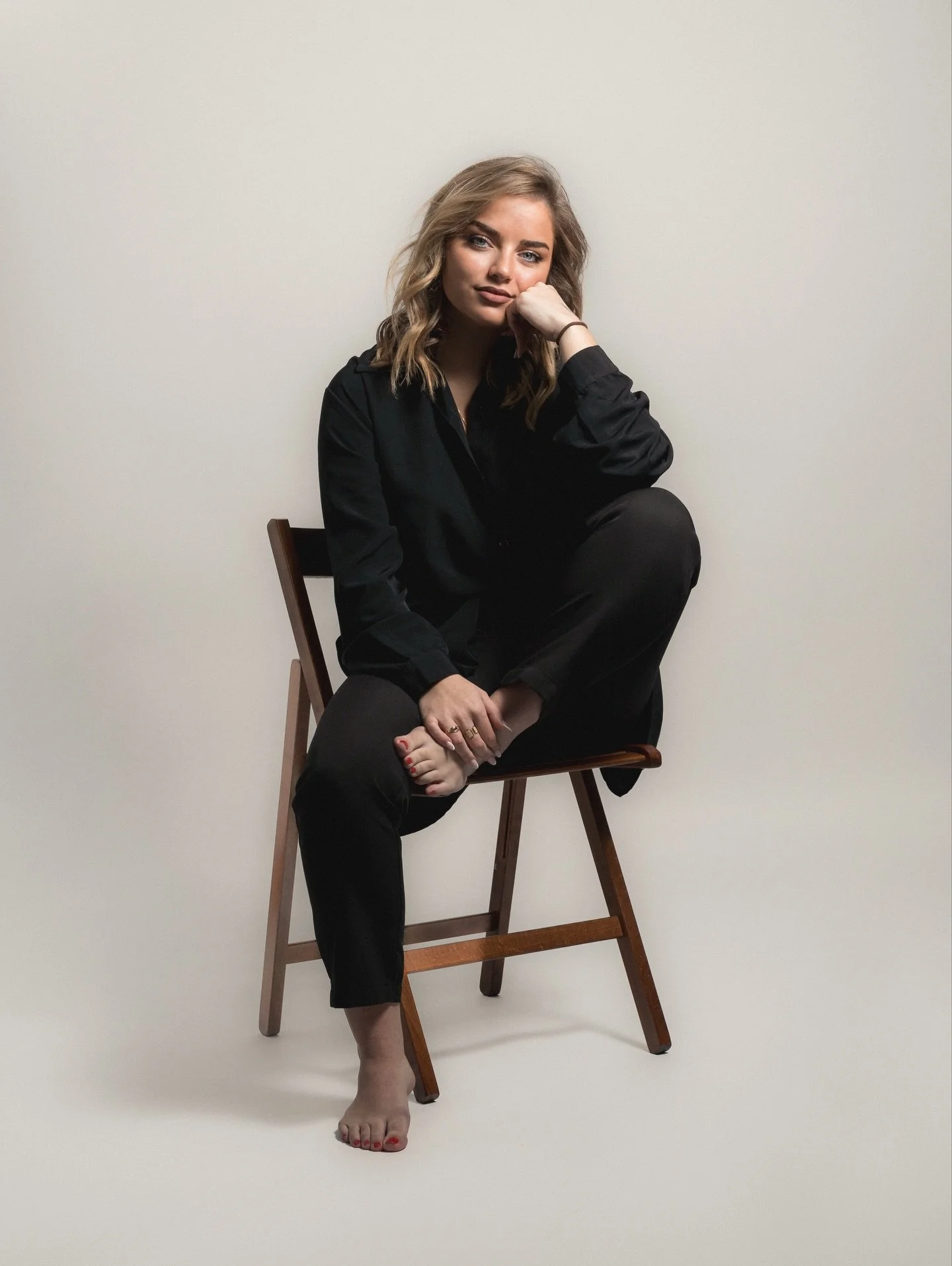 Un shooting minimaliste, &eacute;l&eacute;gant et chaleureux r&eacute;alis&eacute; avec Norlane ✨
On a travaill&eacute; autour d&rsquo;un moodboard clair : une chaise, un fond neutre, de la simplicit&eacute;&hellip; et beaucoup de style.
Voici le r&e