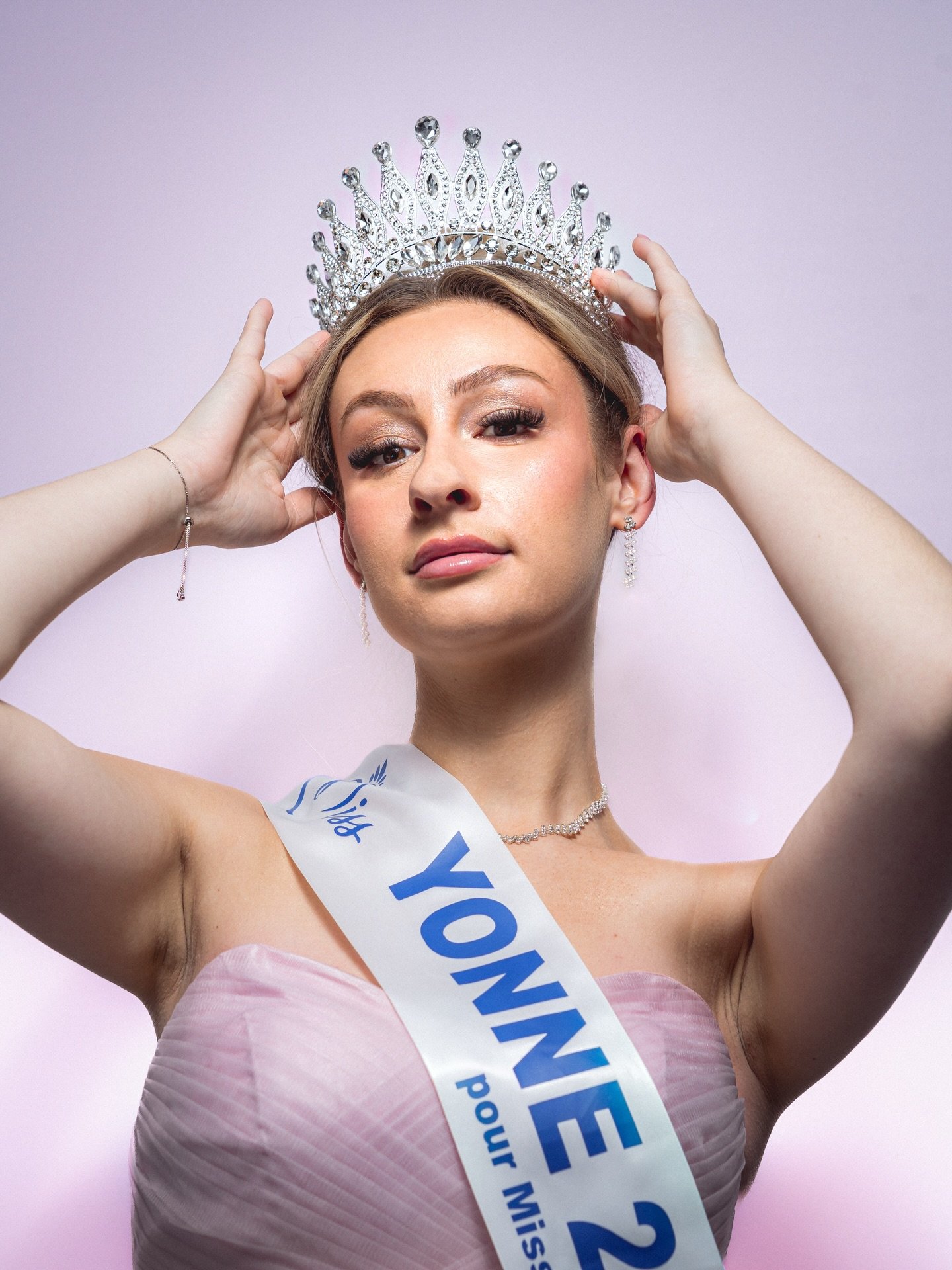 Miss Yonne 2026 sous mon objectif. 👑✨
Une s&eacute;ance incroyable. 👀

Tu veux r&eacute;server ton shooting ?
👉 Infos &amp; R&eacute;servations en MP
👉 Tarifs disponibles sur lucassimonnet.com