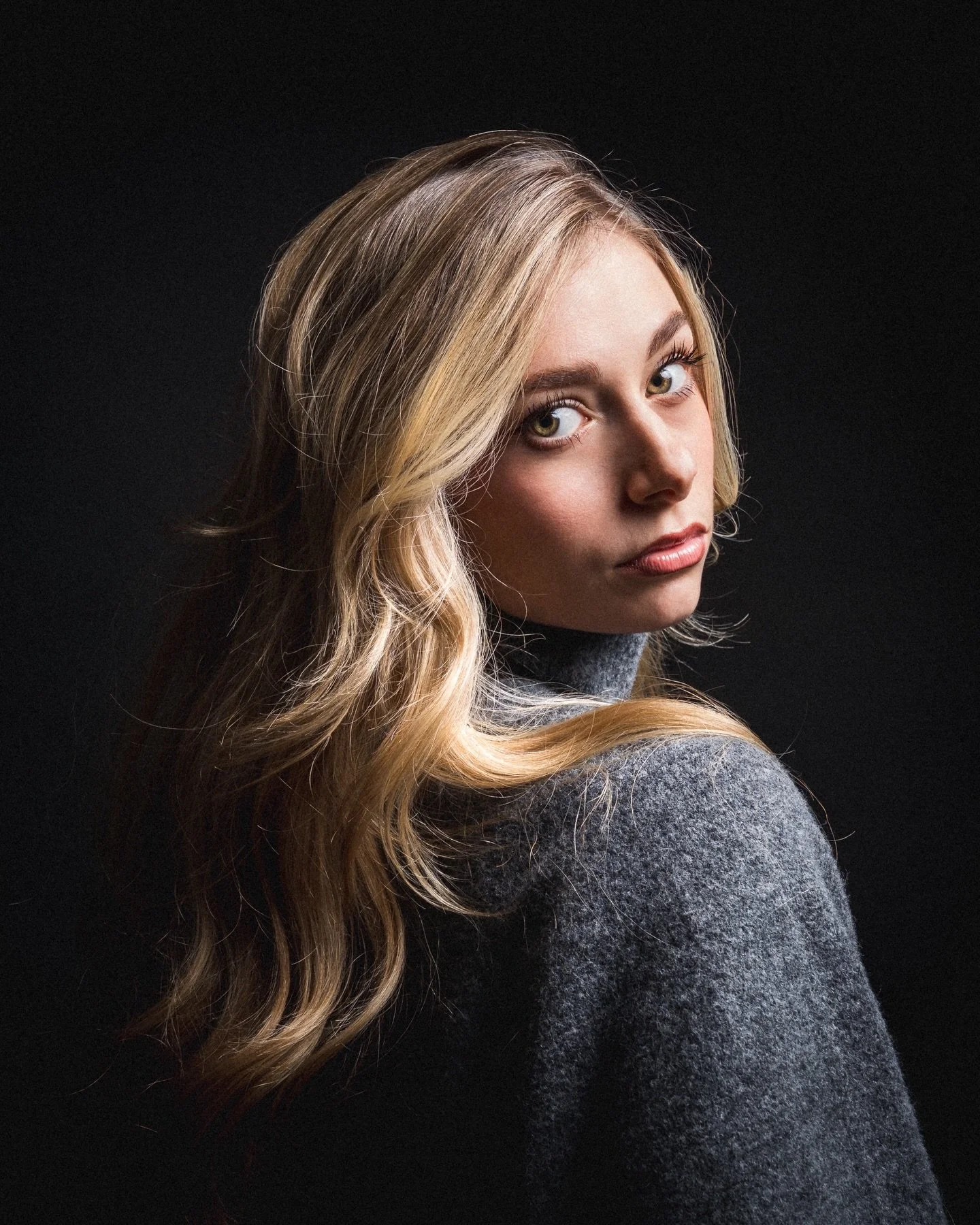 Sortir de l&rsquo;ombre. ☁️

Vous connaissez mon amour pour les ambiances sombres et contrast&eacute;es (&laquo; Moody &raquo;). Mais au studio, savoir jouer avec la lumi&egrave;re, c&rsquo;est aussi savoir l&rsquo;apprivoiser quand elle est douce.
A