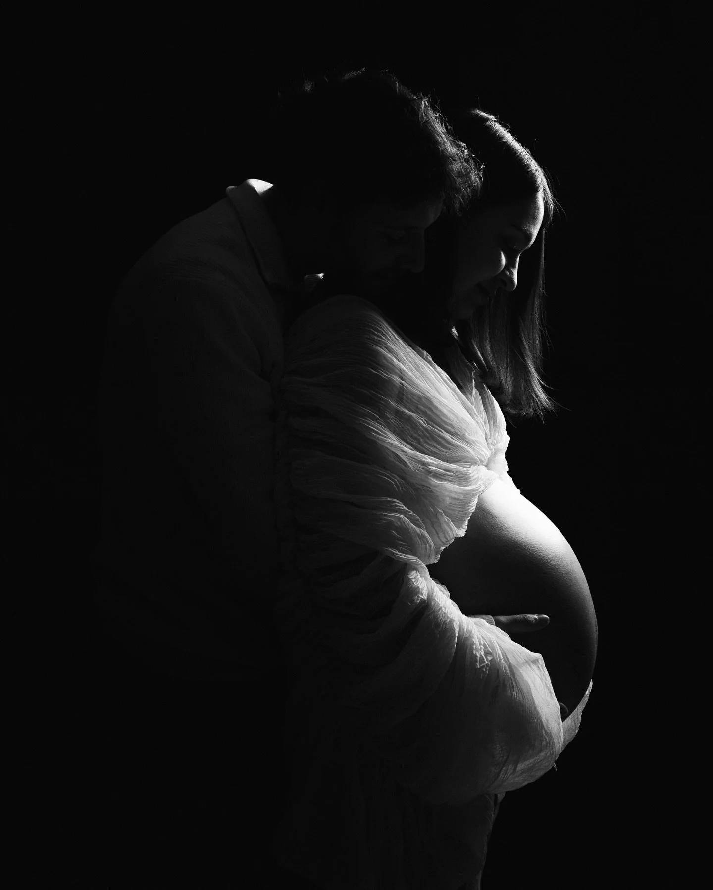 L&rsquo;art de l&rsquo;attente. ✨

Sculpter la lumi&egrave;re pour sublimer les courbes de la vie. Une s&eacute;ance tout en contrastes, entre douceur et intensit&eacute;. 

🤰 @tina995_