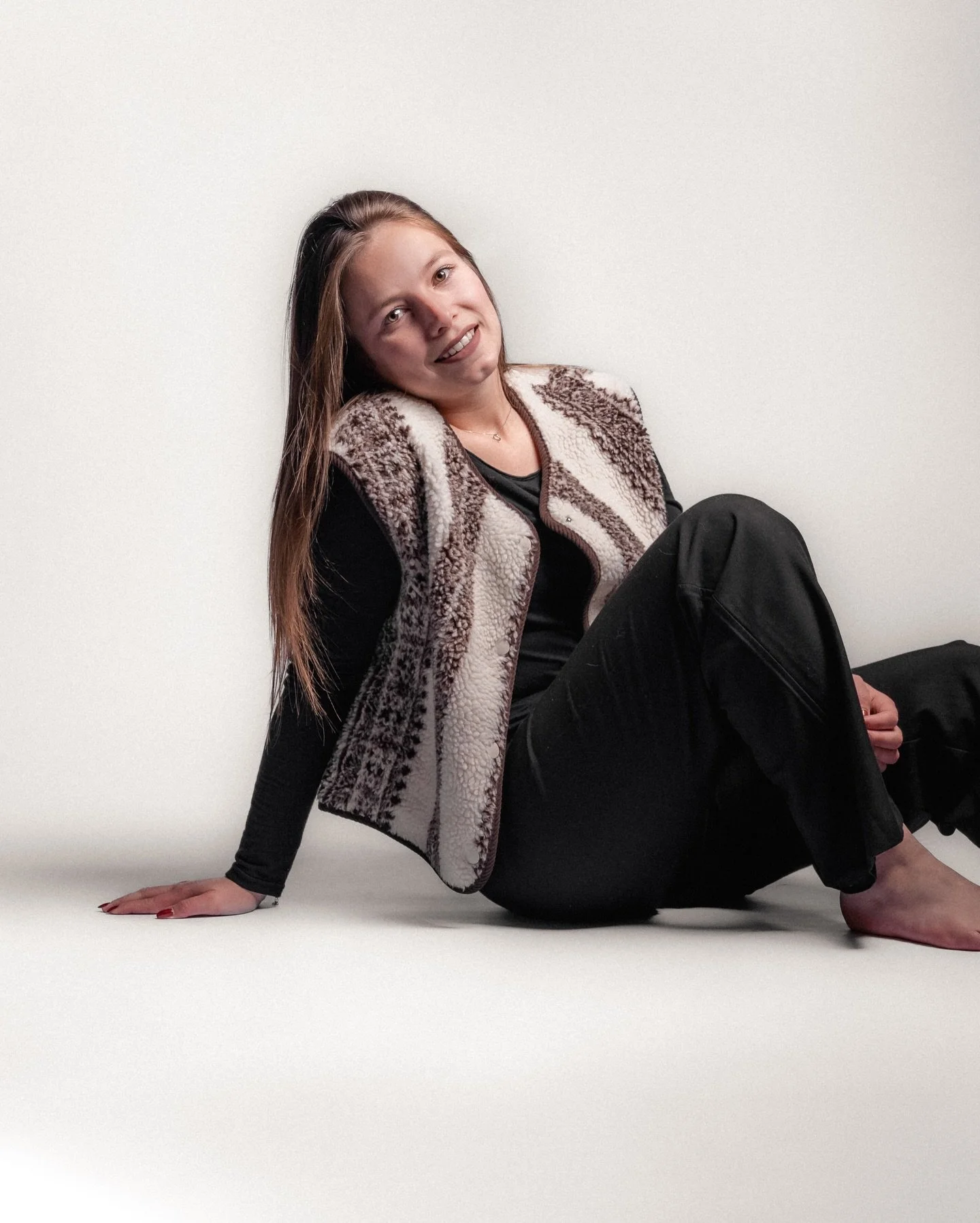 Nouvelle s&eacute;rie studio. Simplicit&eacute; et attitude avec @clea_89 🎶

C&rsquo;est toujours un plaisir de voir la confiance s&rsquo;installer au fil du shooting. Le r&eacute;sultat ? Des portraits intemporels, vrais et spontan&eacute;s.
Pour v