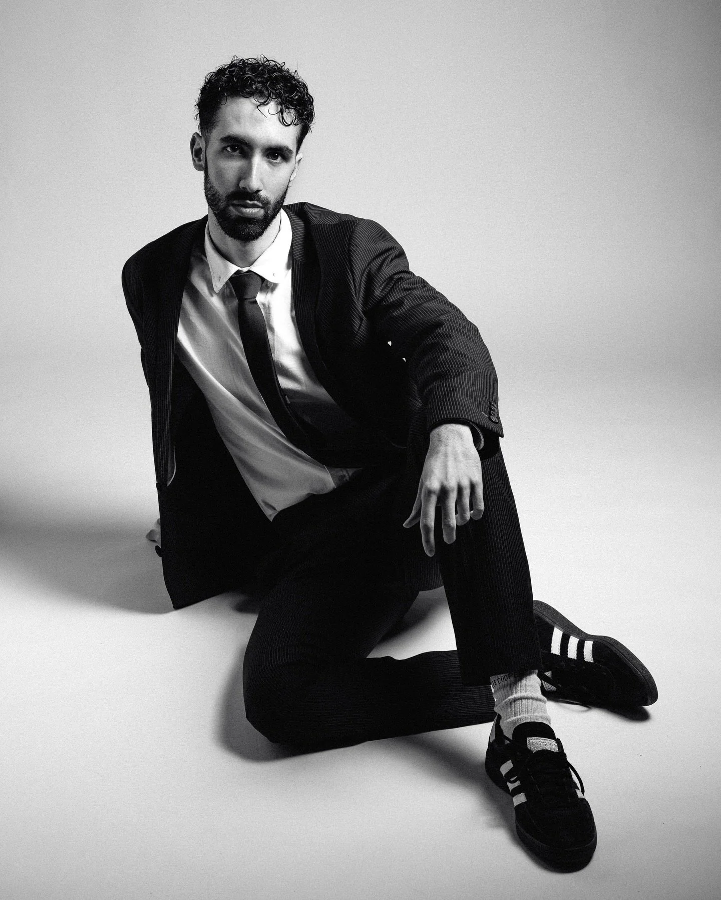 Noir &amp; lumi&egrave;re.
Des contrastes forts, une pr&eacute;sence, une attitude.

Chaque portrait raconte quelque chose &mdash; une &eacute;nergie, une intention, une identit&eacute;.

Envie de cr&eacute;er des images qui vous ressemblent ?
📩 Con