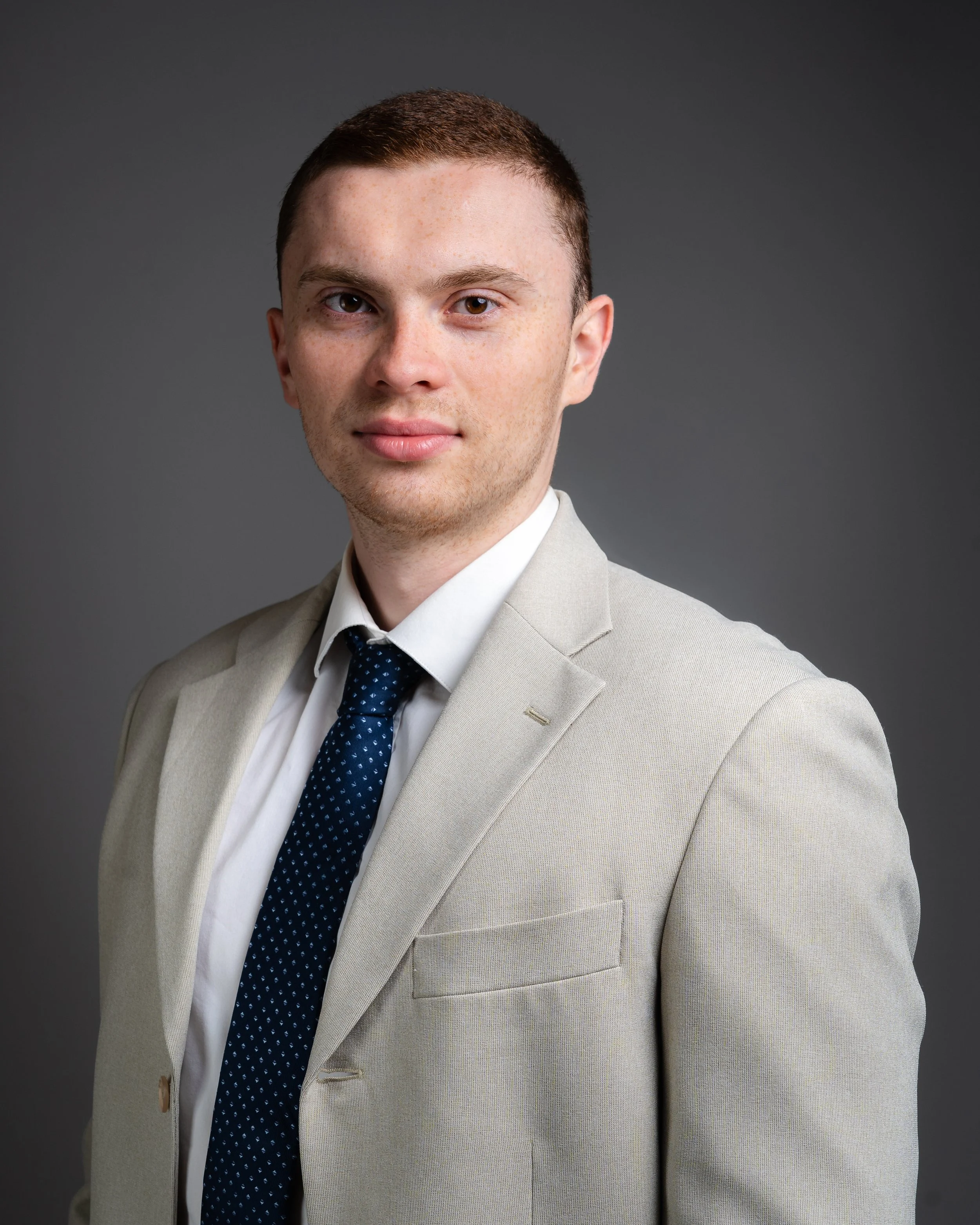 Portrait corporate d'un jeune homme travaillant dans le milieu de la finance.