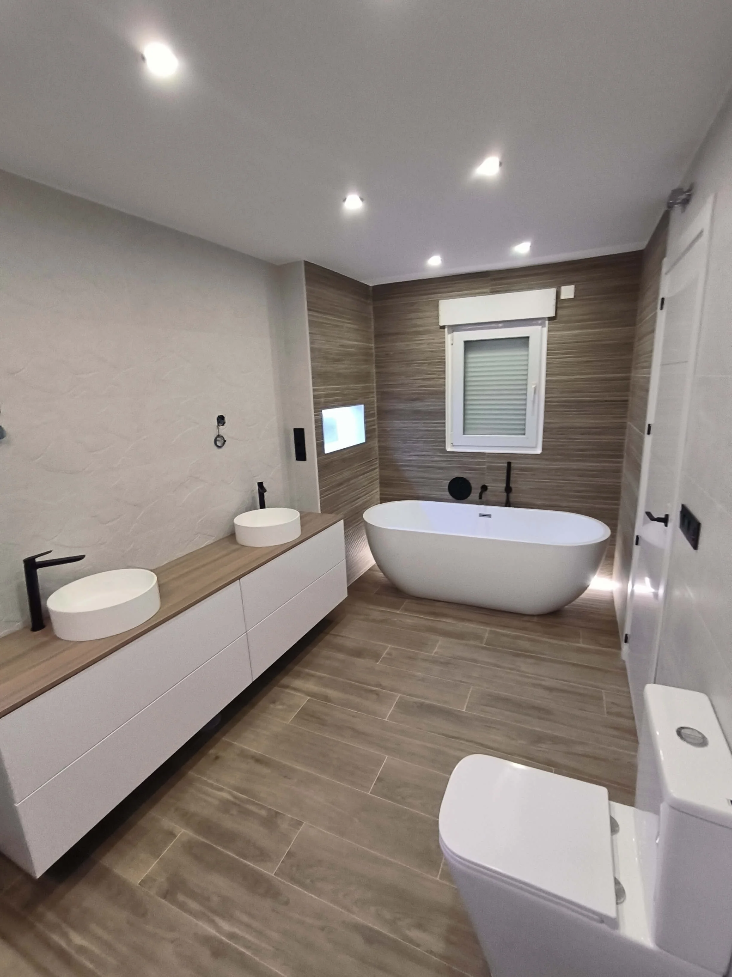 Pintura profesional en reformas de Madrid, España: acabados lisos y duraderos.