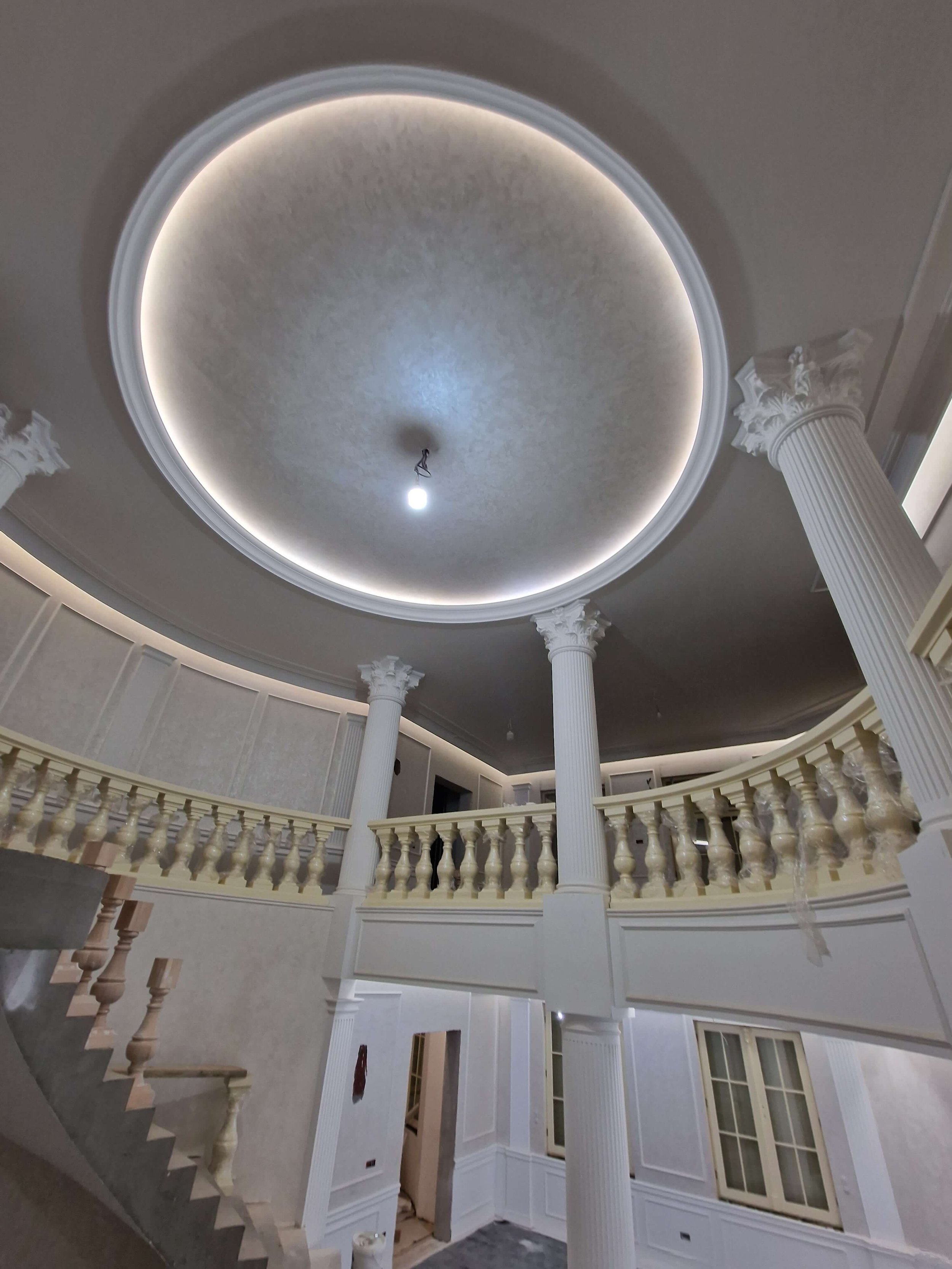 Rehabilitación de fachadas y patios en Madrid, España: seguridad y estética.