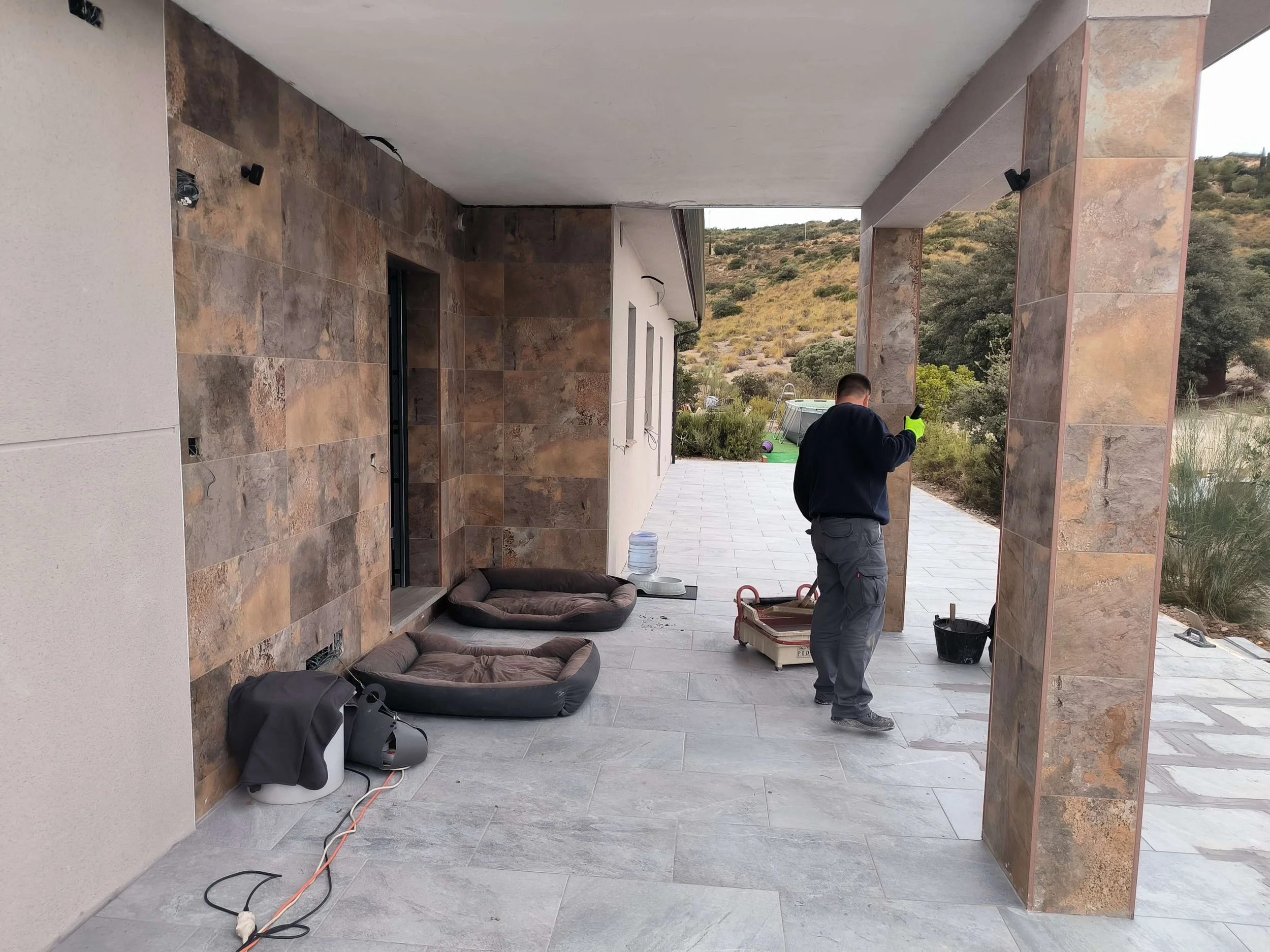 Actualizamos instalaciones eléctricas y fontanería en Madrid, España.