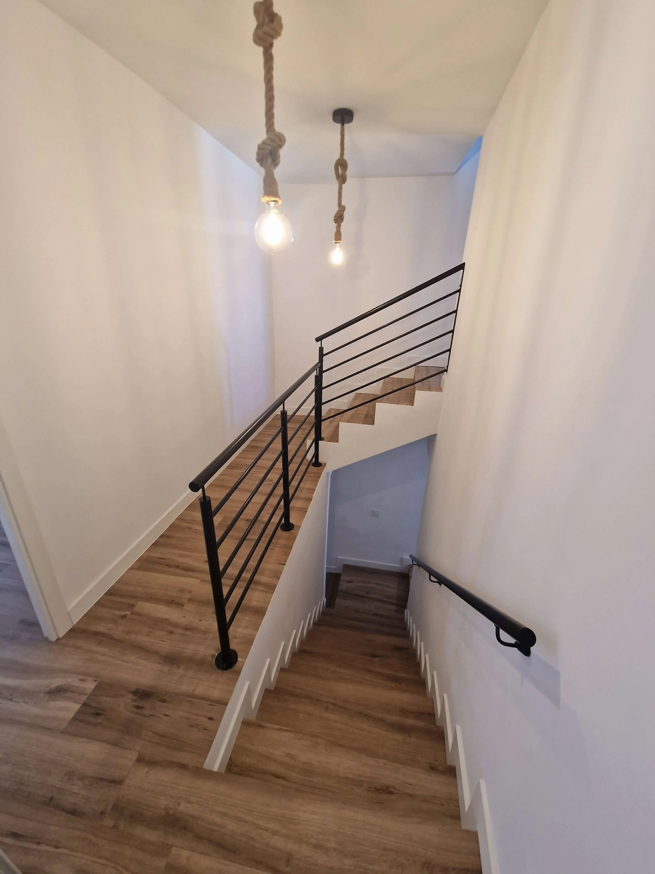 Reforma de cocinas abiertas al salón en Madrid, España: espacios amplios y sociales.