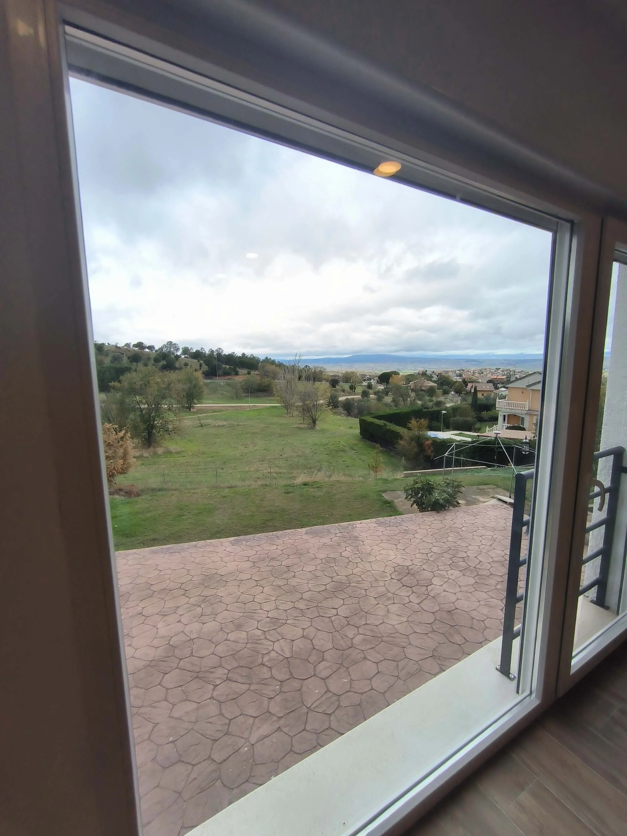 Microcemento y revestimientos continuos en reformas de Madrid, España.