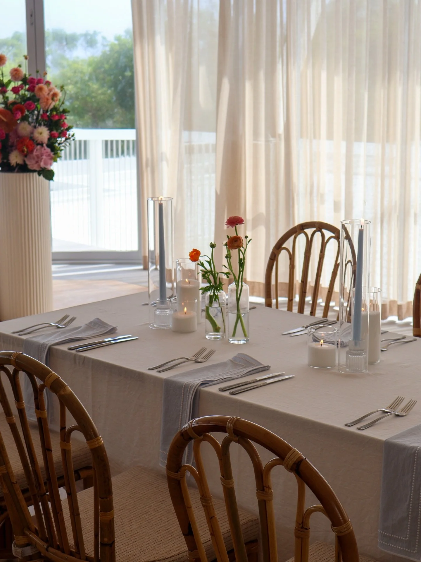 Playing around with some styling options at the @thestraddiehotel ✨ 

From simplistic &amp; elegant to vibrant &amp; fun, we&rsquo;ve got you covered 🤍

What do you prefer?