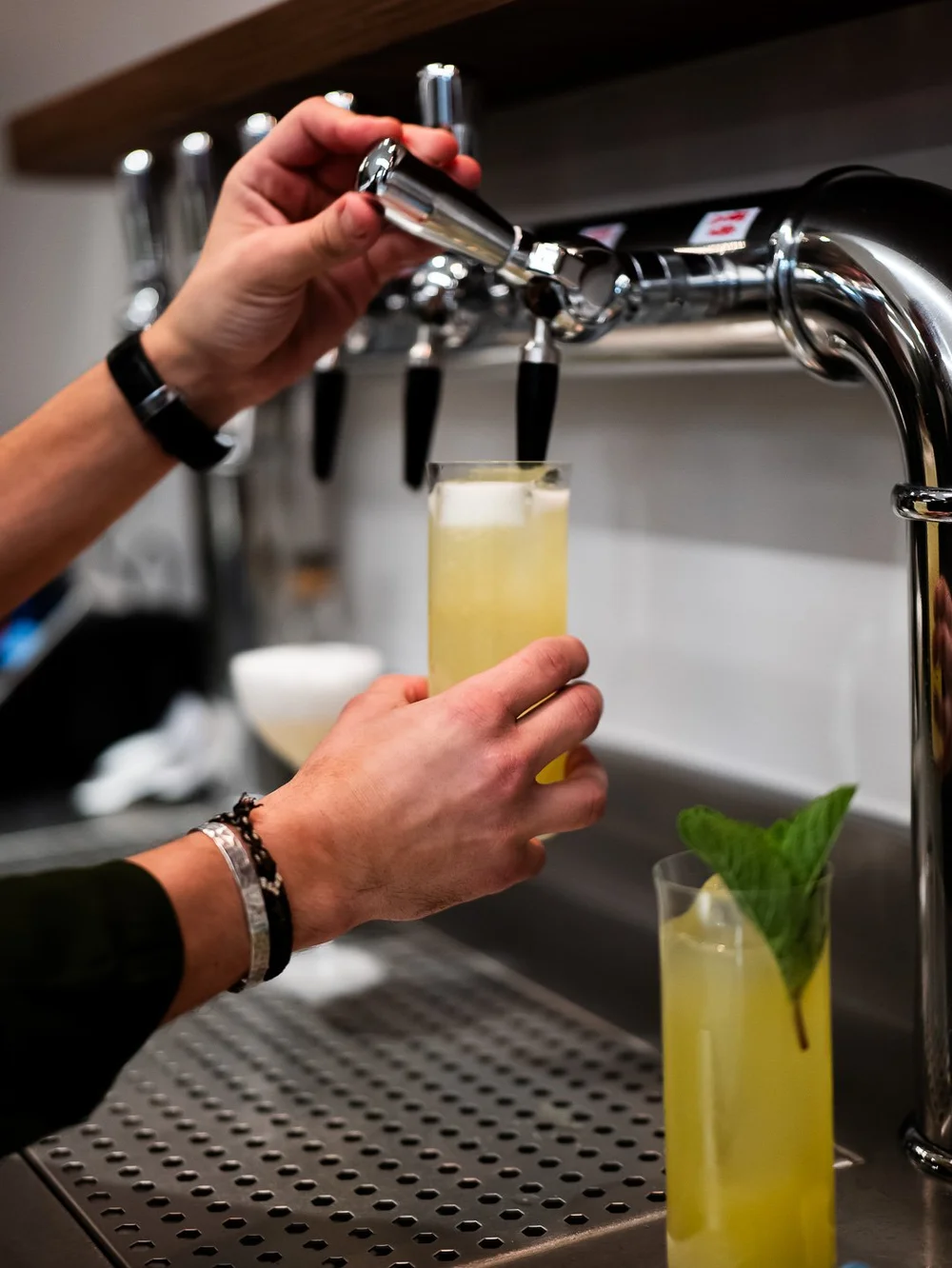 Cocktail servi à la tireuse par un barman