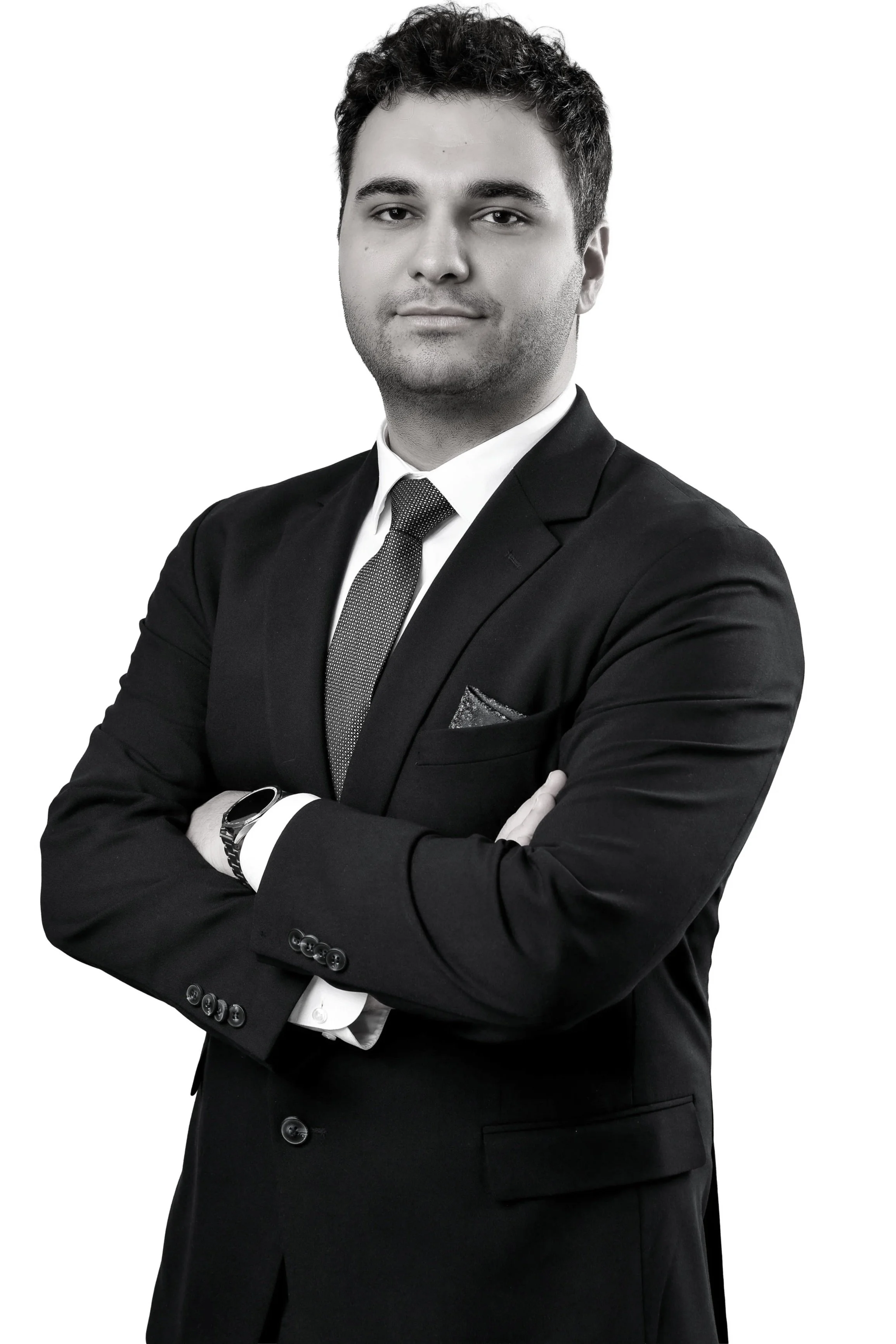 Siyah takım elbise ve kravat giymiş genç adamın siyah beyaz portresi.