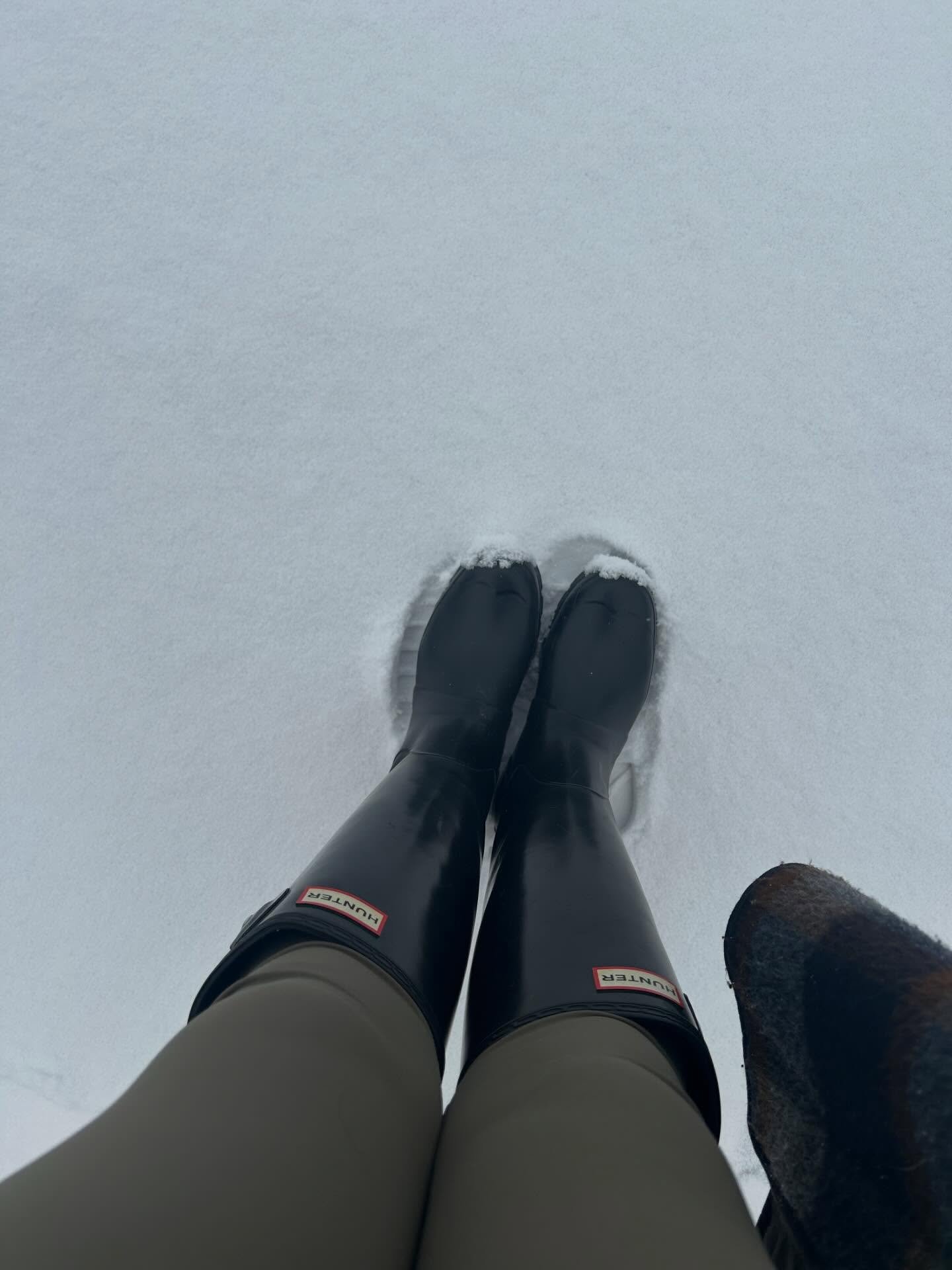 Pictures of the moments and the moments in between🩵✨
This past month, I&rsquo;ve made an effort to attune to those moments. Between inside and outside. The shapes between the clouds or the stars in
the night sky. The lull between the waves of the oc