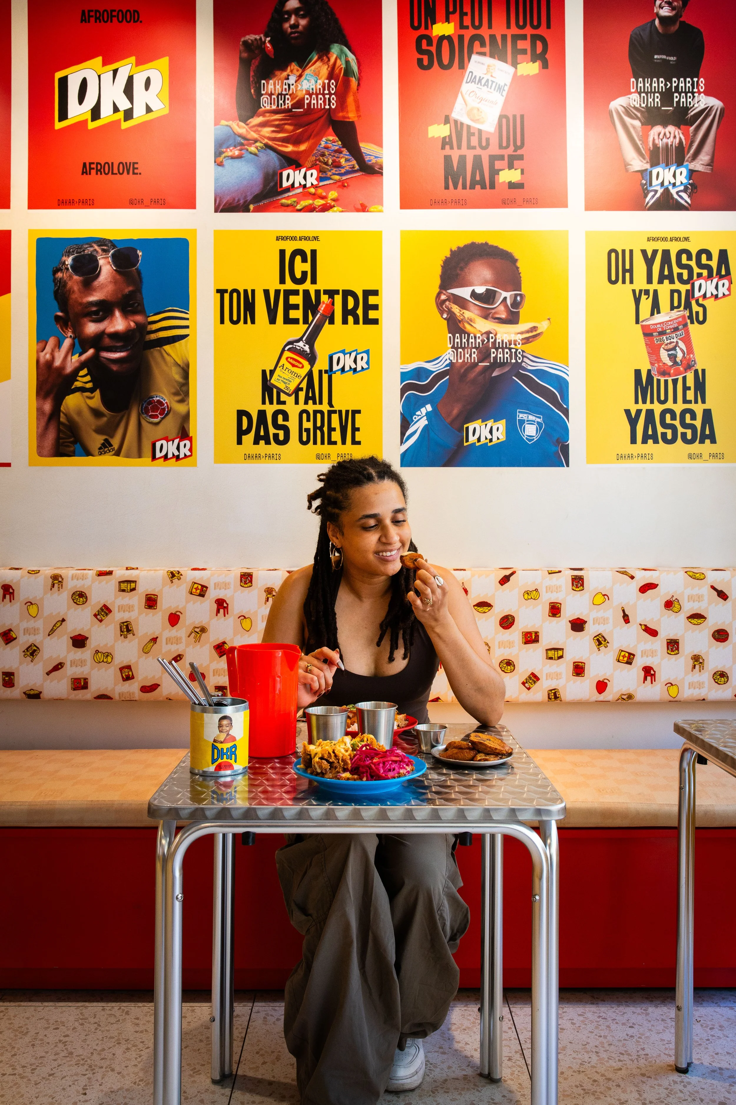 Cliente attablée dans la salle de DKR, 19 rue de la Roquette, Paris 11e