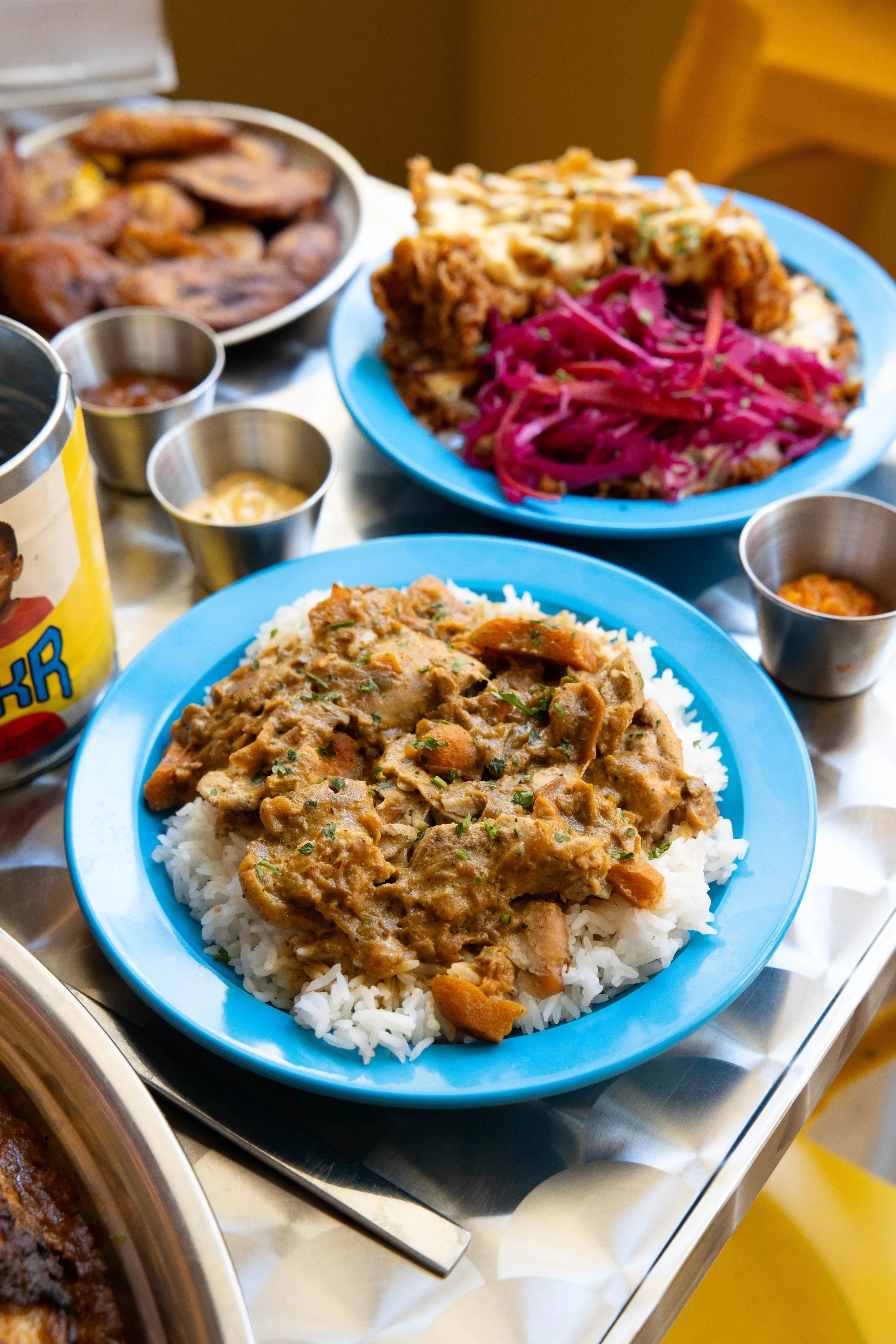 Street Yassa de DKR : poulet aux oignons confits sur riz blanc