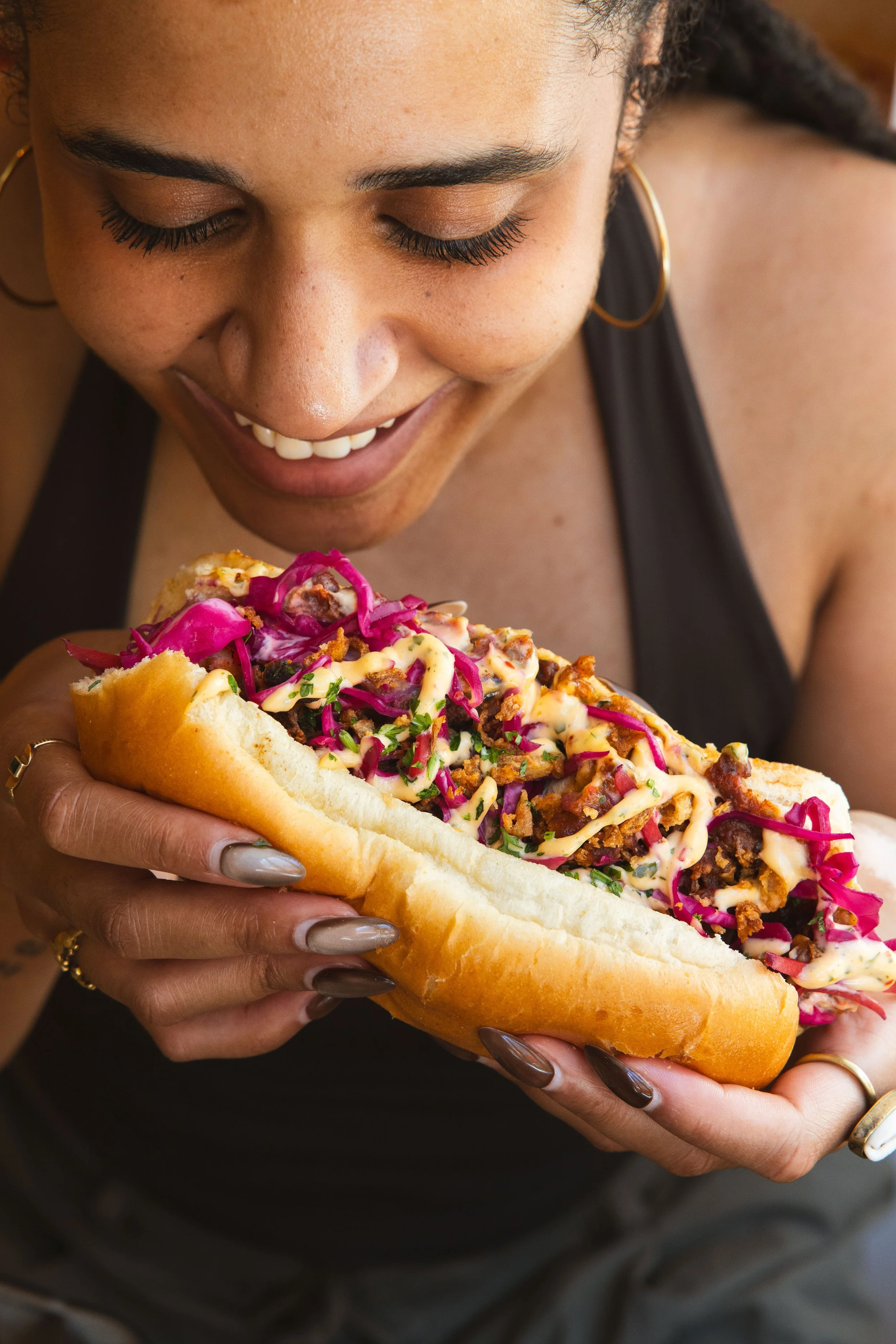 Afro Banger de DKR : sandwich garni de viande, de sauce et de pikliz