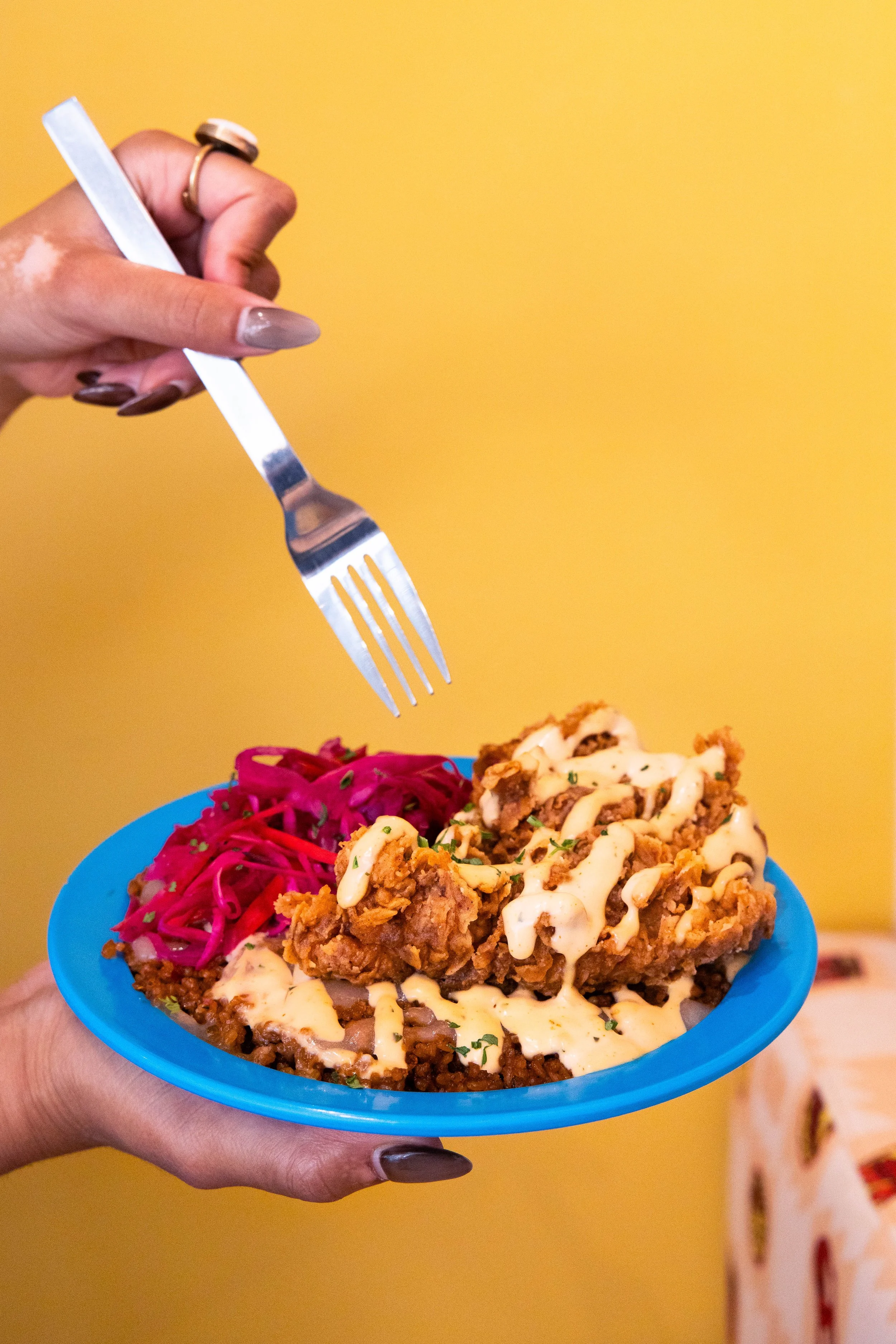 Kingston Crunch de DKR : poulet frit, sauce crémeuse et oignons rouges marinés