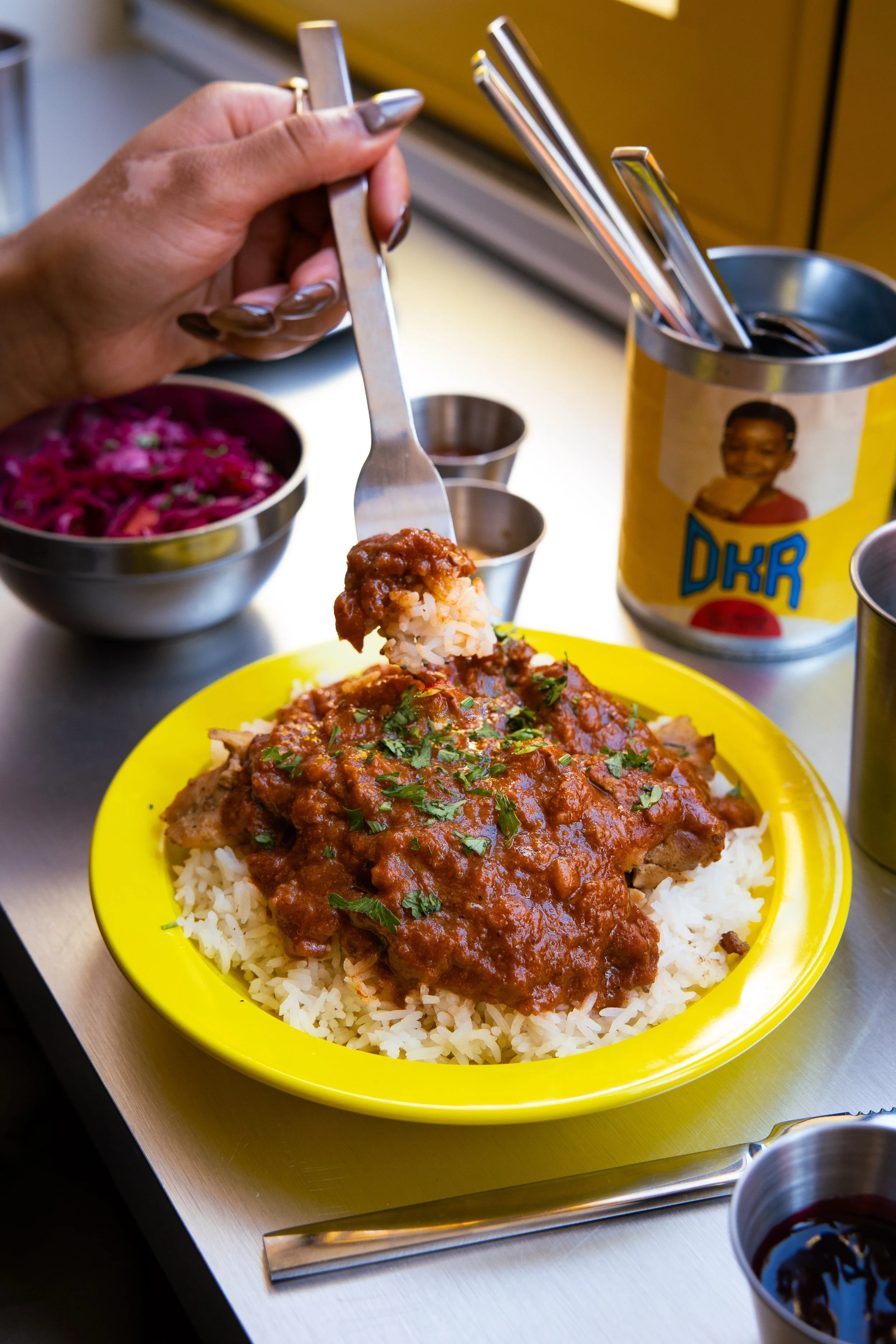 Widjila Red Sauce de DKR : riz blanc nappé de sauce tomate aux oignons et dattes