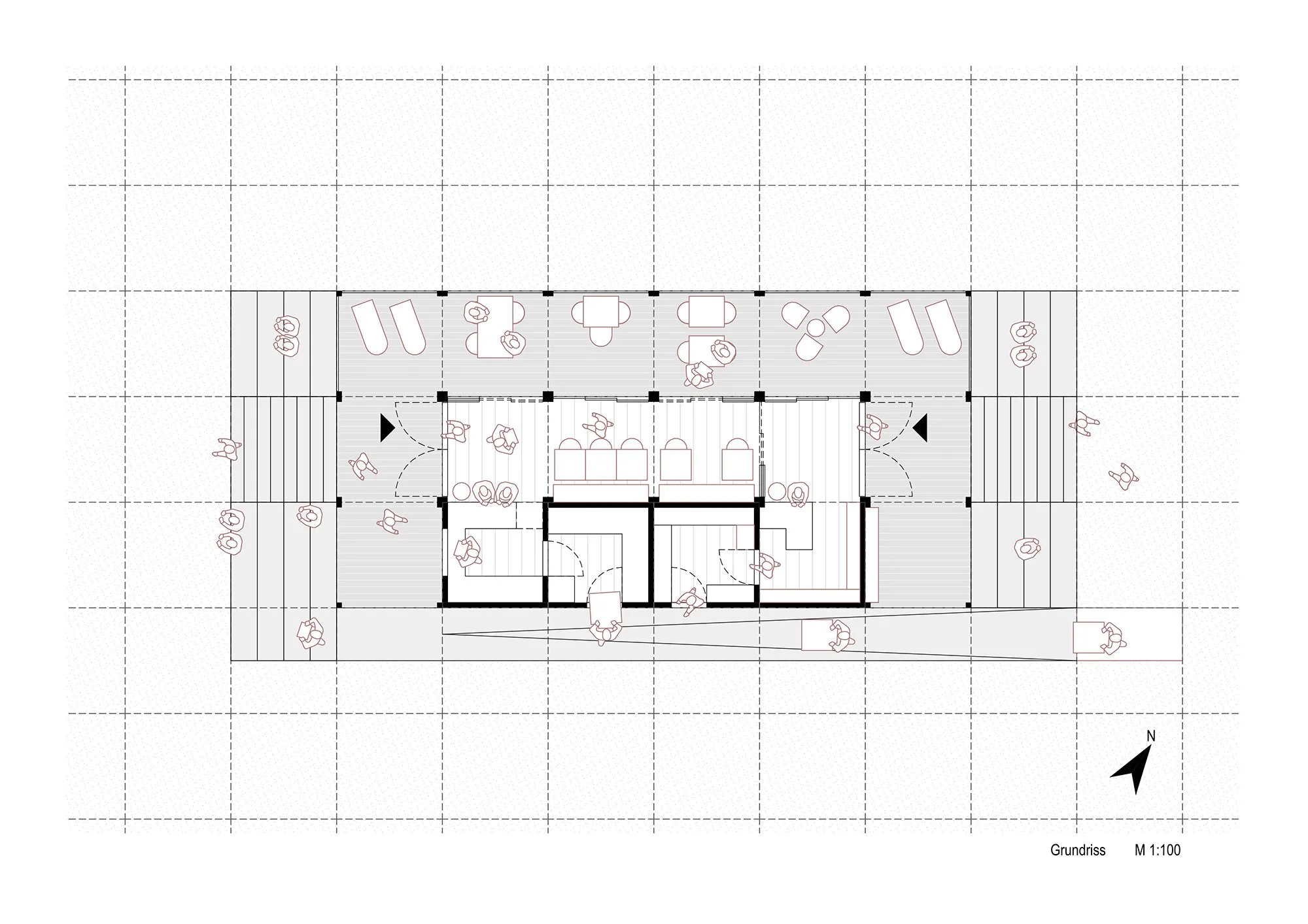 Grundriss Strandpavillon: Gastronomie-Layout mit zentralem Service-Kern, Bestuhlung und barrierefreier Zugangsrampe.