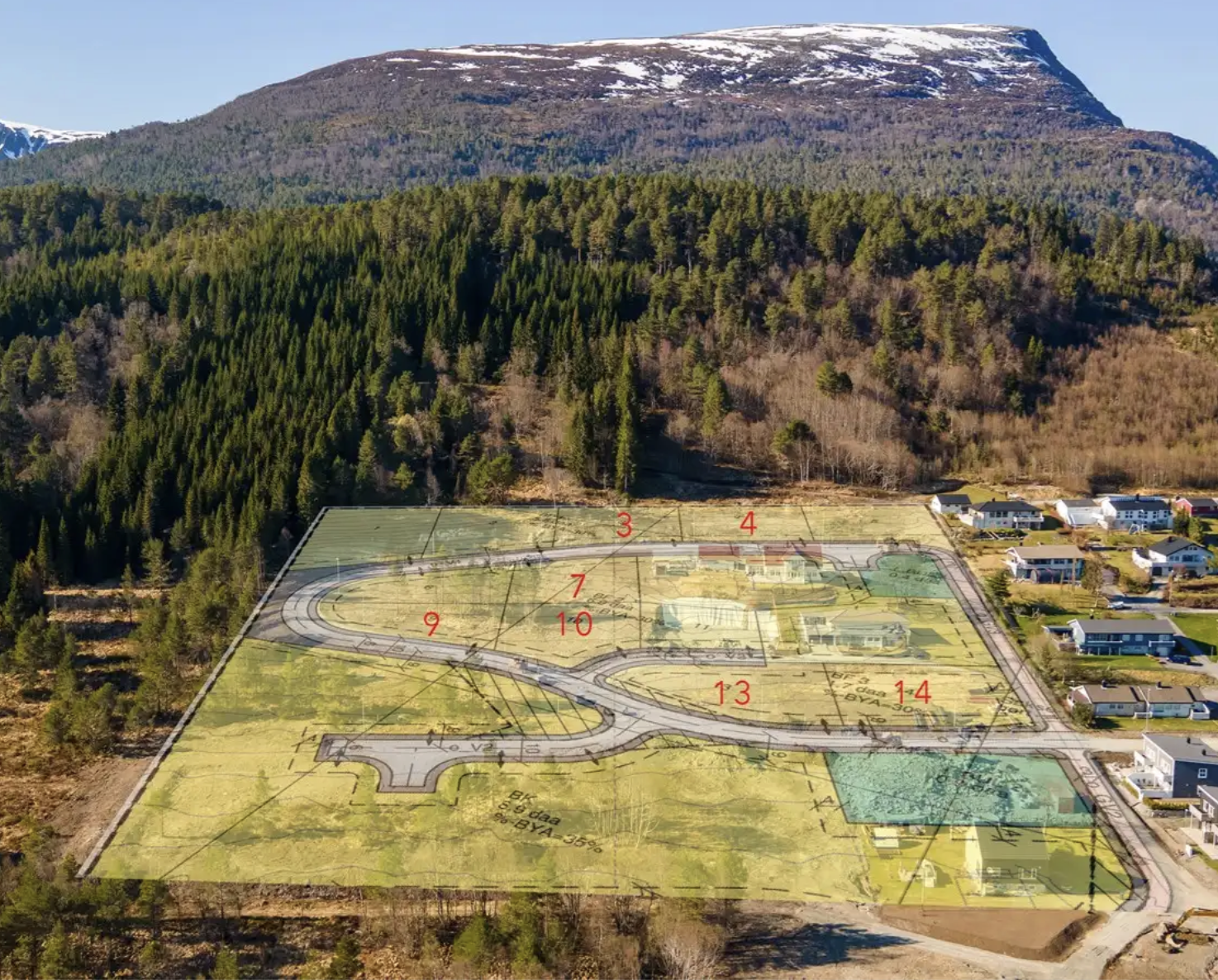 Flyfoto av et boligområde med en reguleringsplan lagt over, med hus, en svingete vei og omkringliggende skogkledde fjell med snø på toppene.