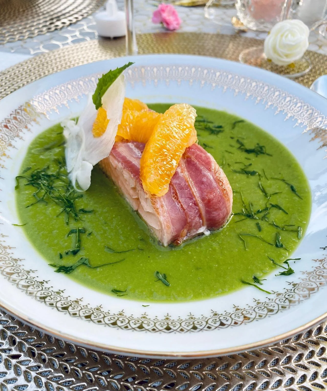 Saumon lardé, petit pois et orange.