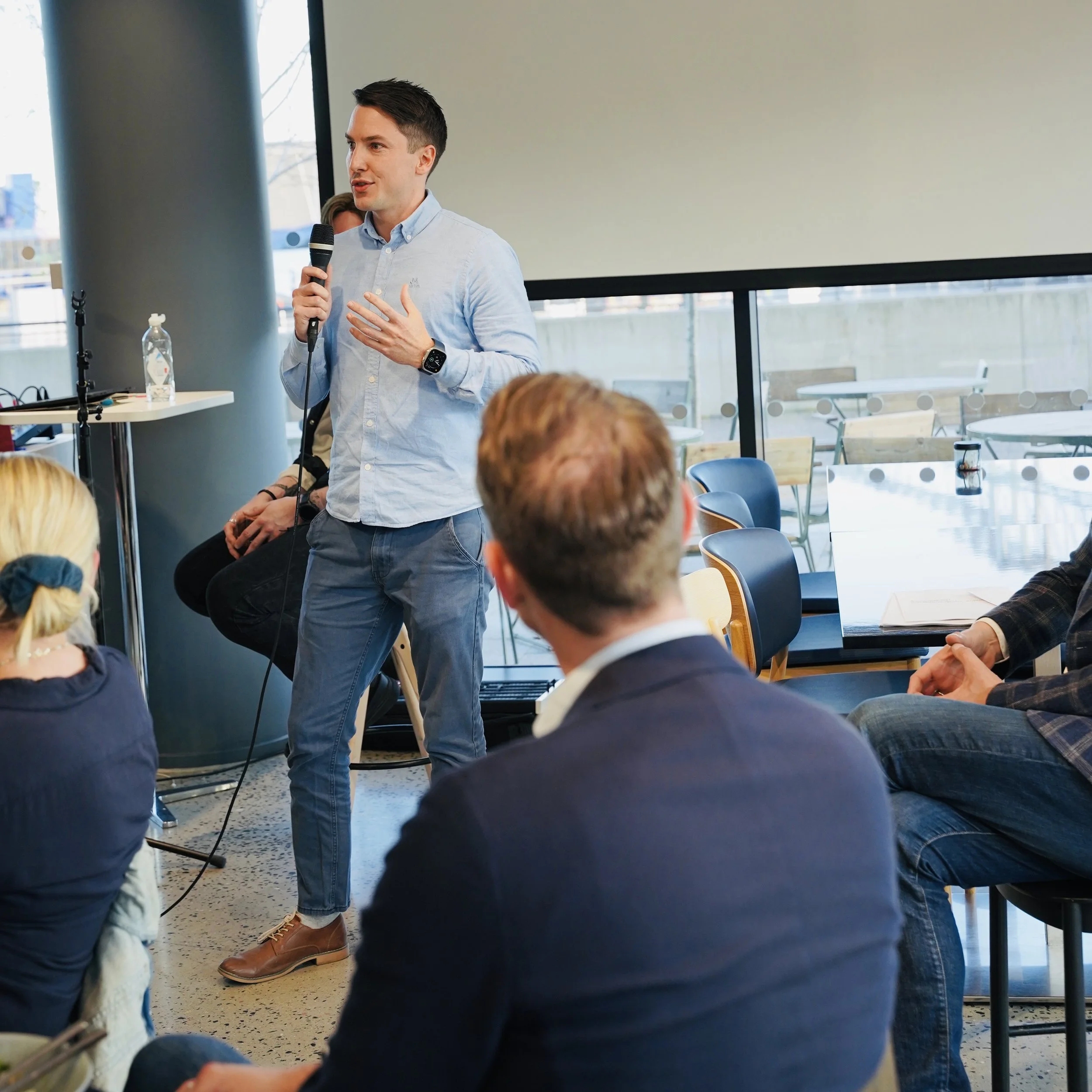 I Mandal tilbyr Niclas Kvanvig praktiske AI-kurs for SMB-markedet