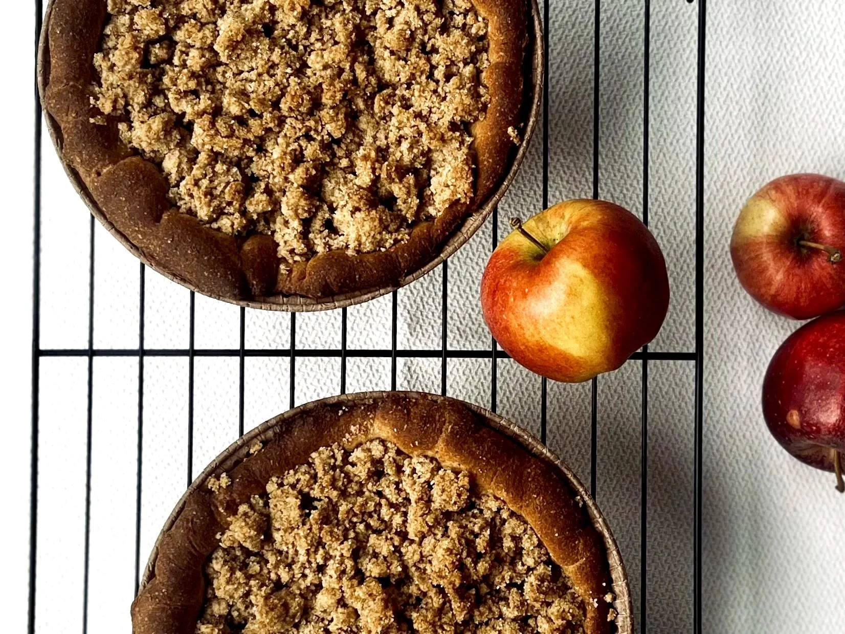 Vollkorn Apple Crumble aus 100 % Bio-Vollkornweizen mit saftiger Apfelfüllung.