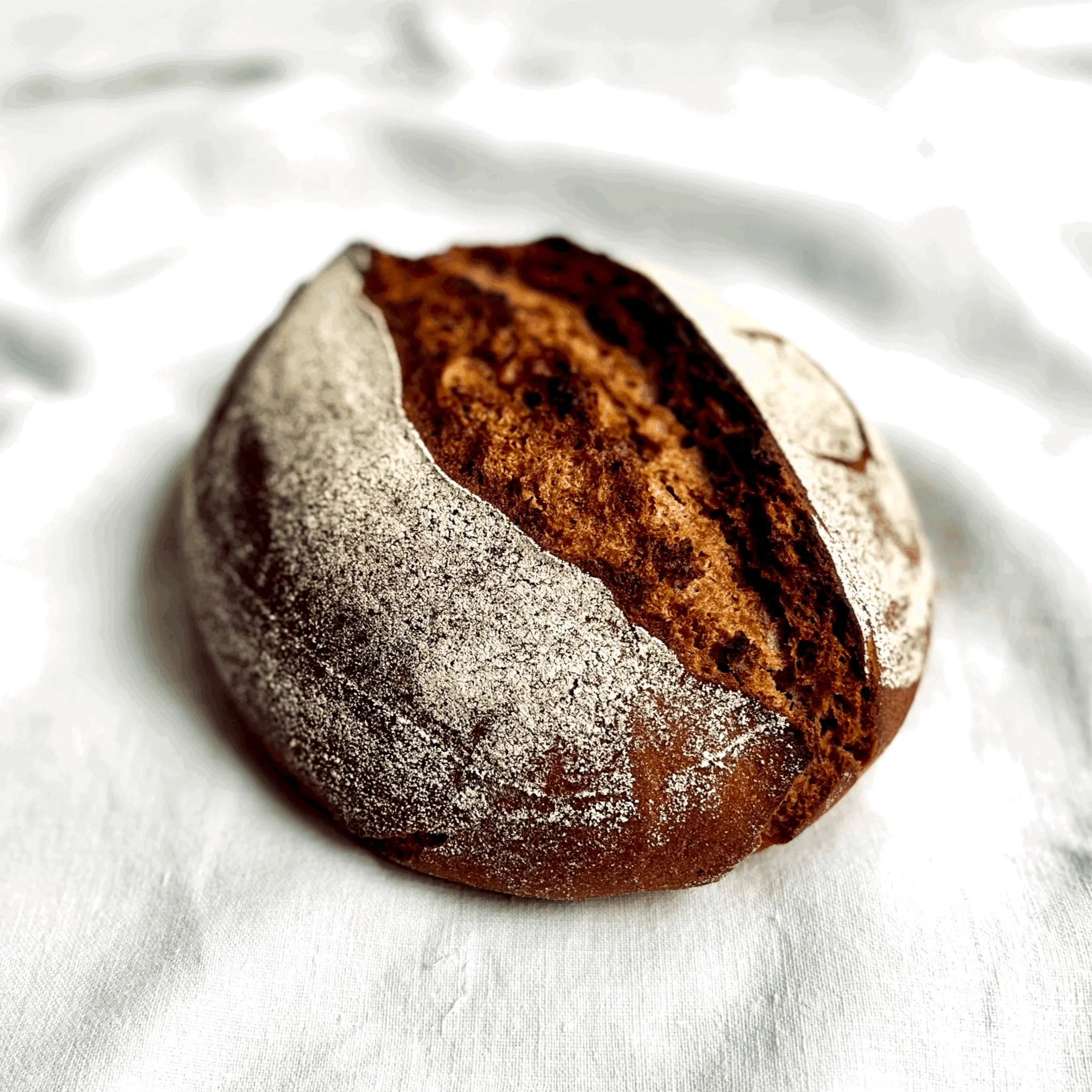 Rye/Wheat Sourdough ist ein dunkles Roggenmischbrot, kräftigem Charakter und vollem Geschmack.