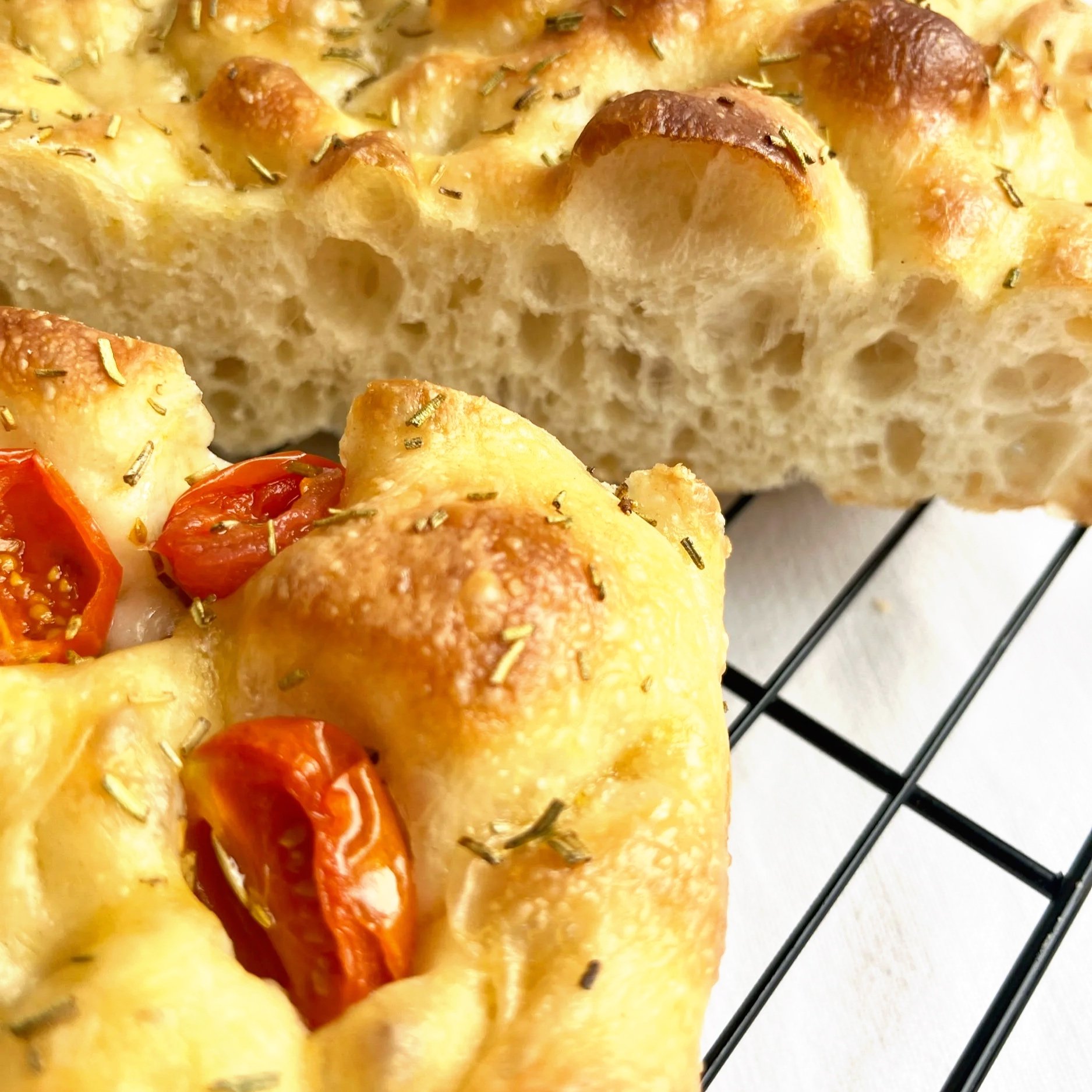handwerklich gebackene Focaccia mit goldener Kruste