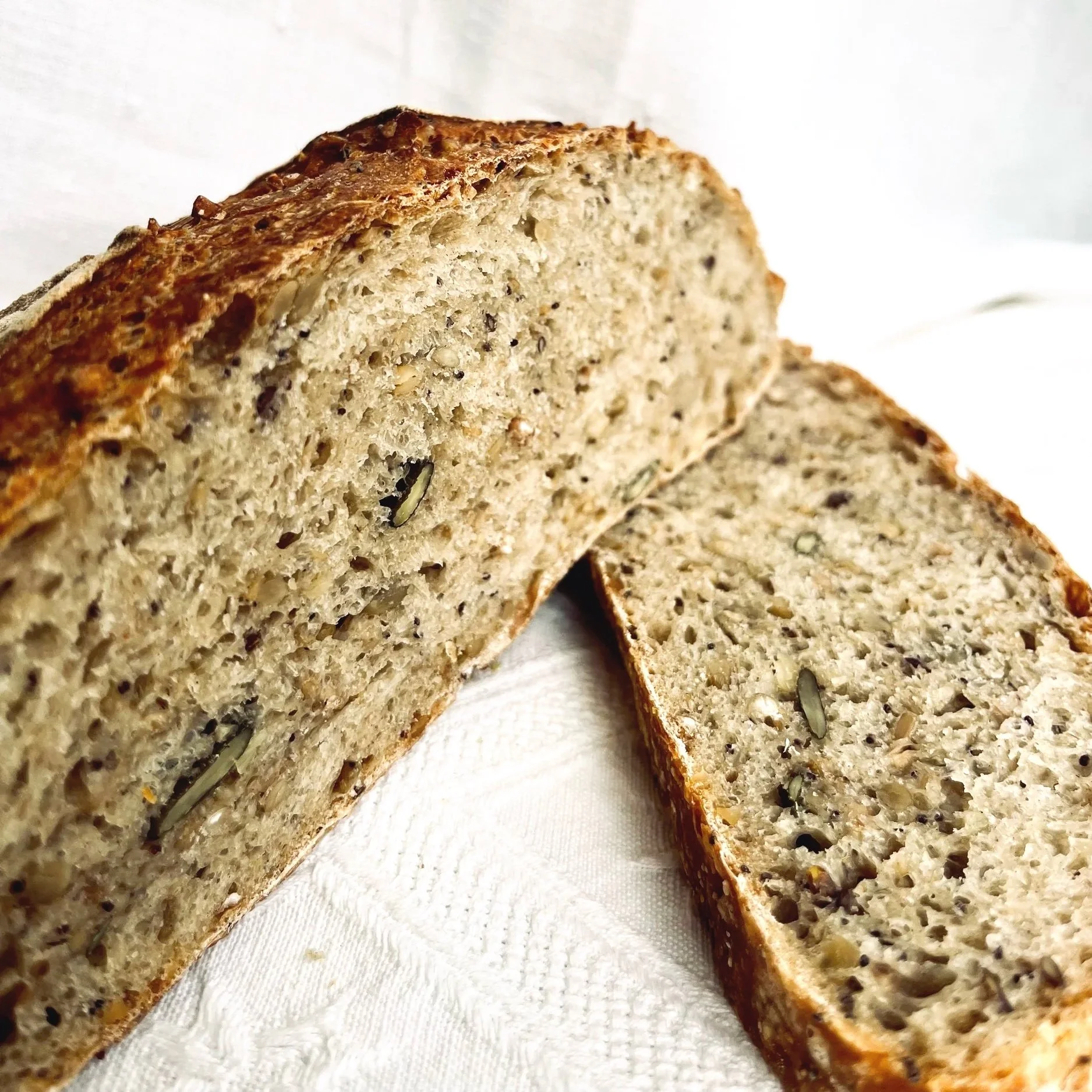 Handwerklich gebackenes Seeded Sourdough aus Weizenmehl und eine aromatische Mischung aus Sonnenblumen- und Kürbiskernen, Buchweizen, Leinsamen, Sesam, Amaranth und Blaumohn.