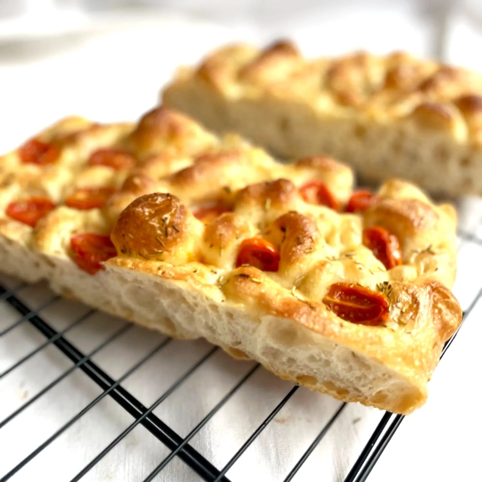handwerklich gebackene Focaccia mit goldener Kruste