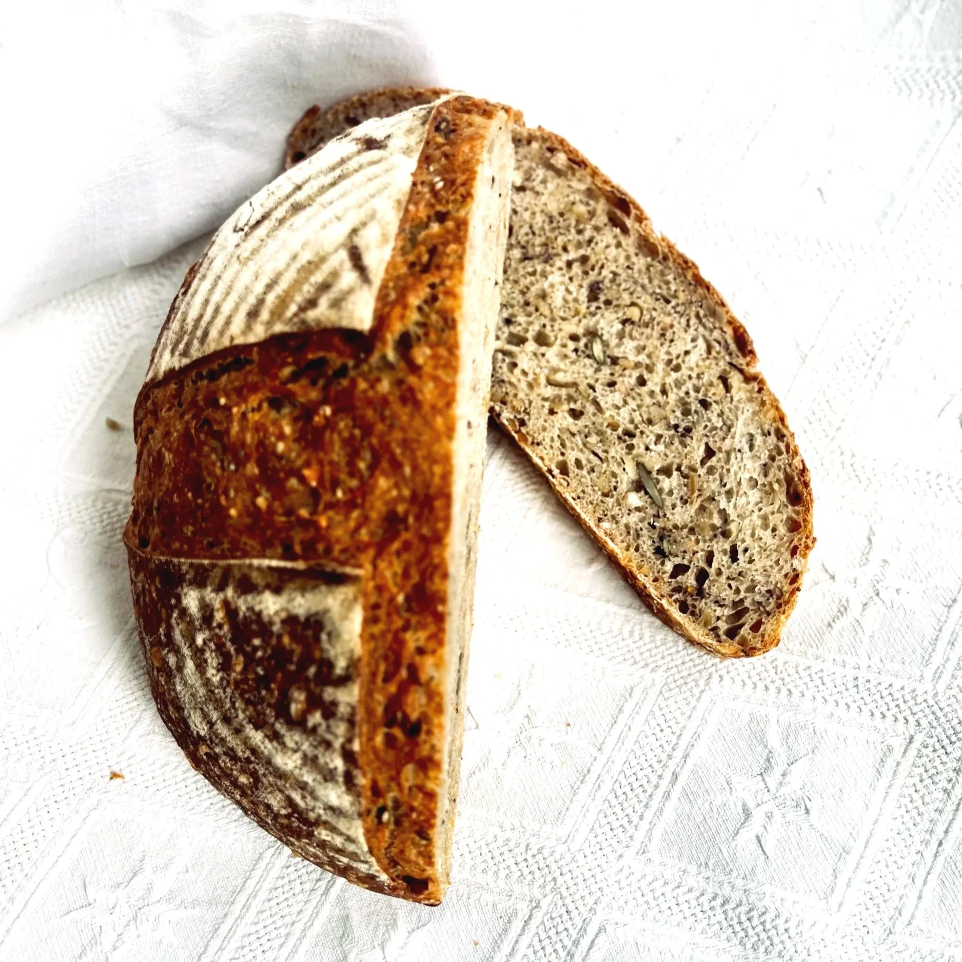 Handwerklich gebackenes Seeded Sourdough aus Weizenmehl und eine aromatische Mischung aus Sonnenblumen- und Kürbiskernen, Buchweizen, Leinsamen, Sesam, Amaranth und Blaumohn.