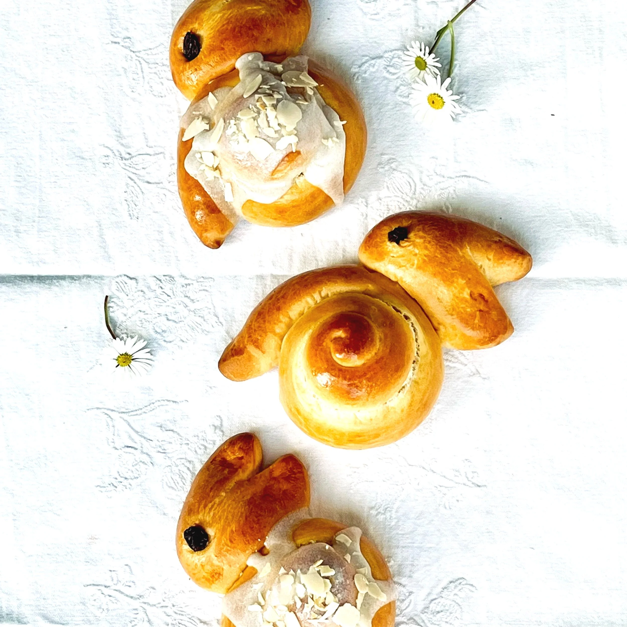 Handgeformte Osterhasen aus fluffigem Briocheteig