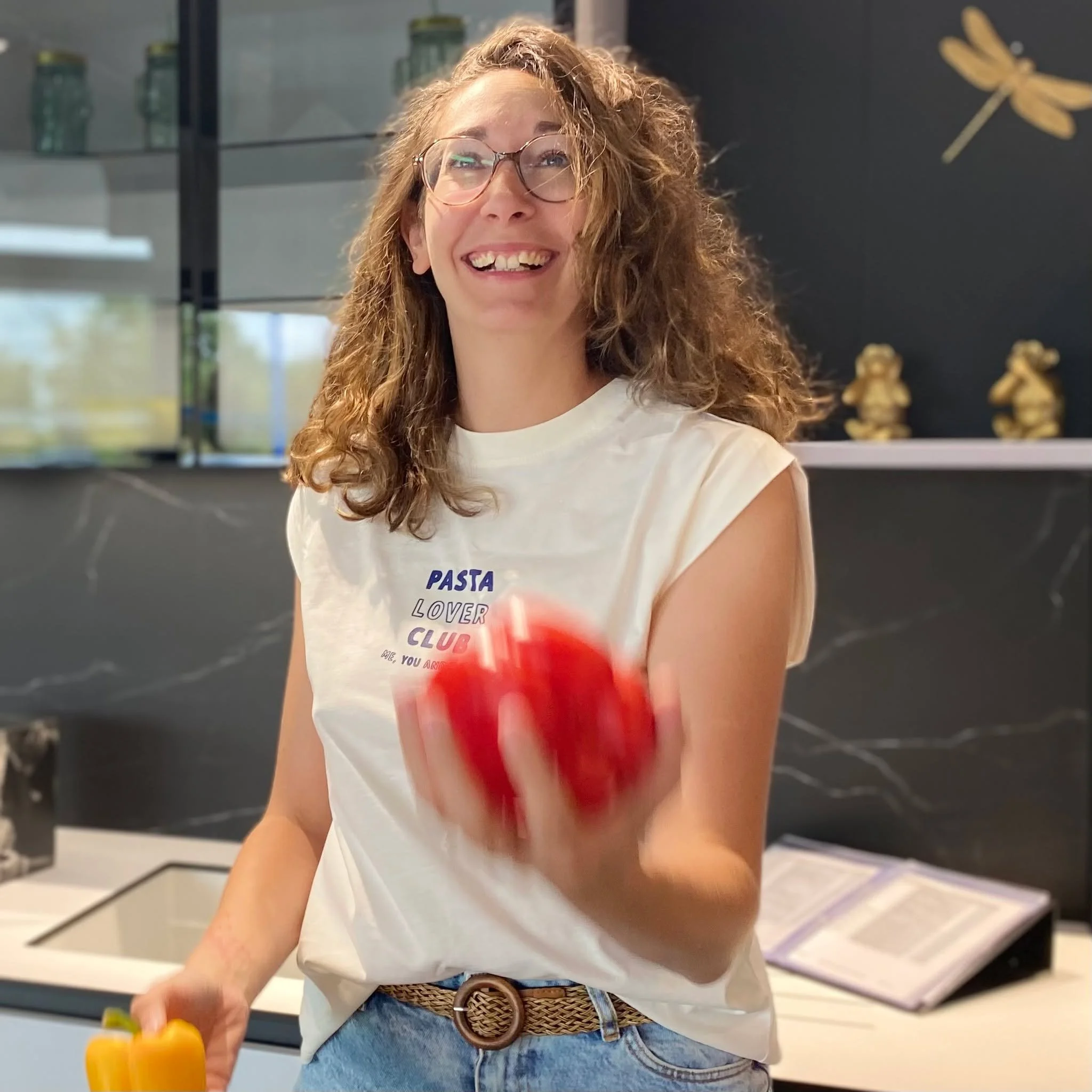 👋Bonjour, moi c&rsquo;est Jennifer, fondatrice de 19h Pile.
👩&zwj;🍳Je cuisine chez vous pour remplir votre frigo de repas de saison, gourmands &amp; &eacute;quilibr&eacute;s, inspir&eacute;s de mes cuisines chouchou &mdash; orientale, asiatique, i