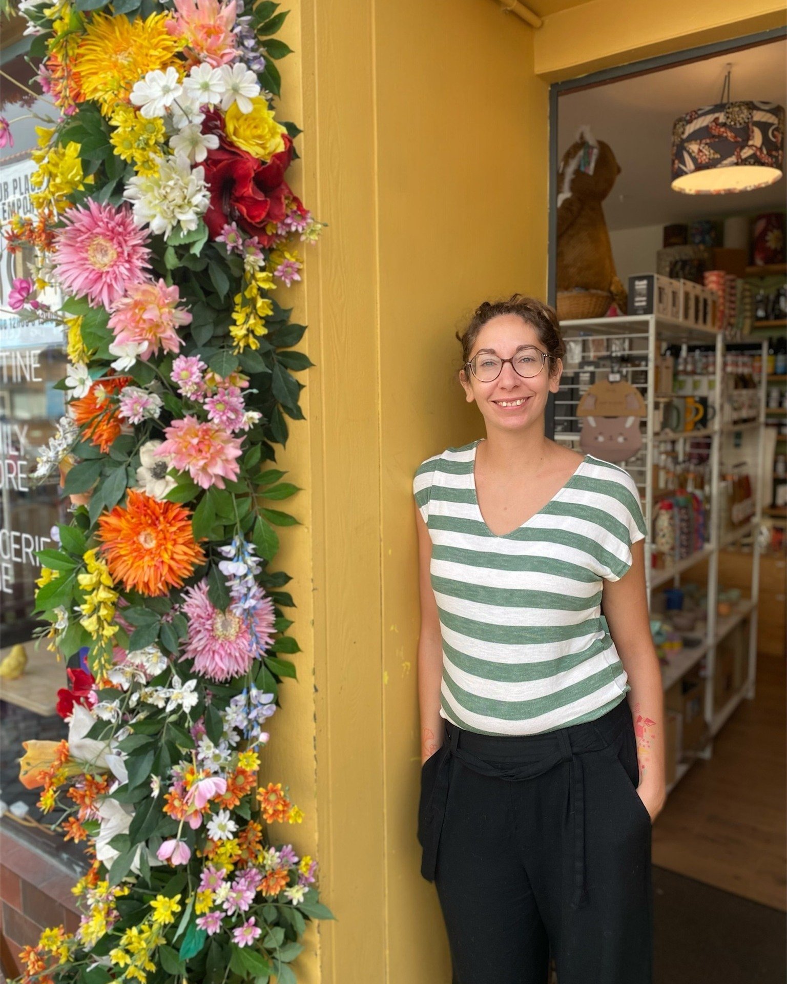 👋 Je suis Jennifer, ex-cheffe du Caf&eacute; Pamplemousse &agrave; Nort-sur-Erdre (8+ ans).
Aujourd&rsquo;hui, je mets mon savoir-faire au service des familles avec 19h Pile : du batch cooking &agrave; domicile pour remplir votre frigo de plats gour