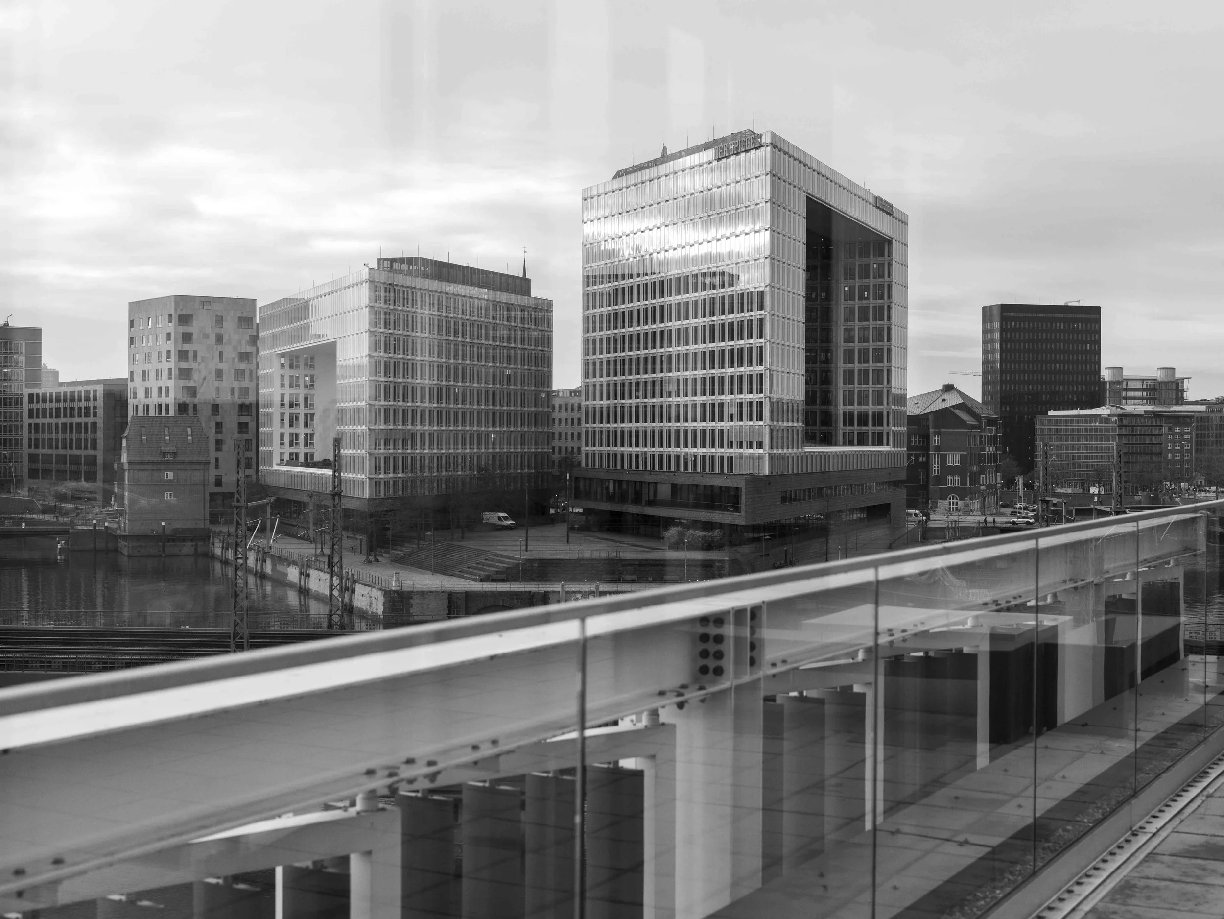 Wir verteidigen und vertreten unsere Mandanten in allen Stadien strafrechtlicher Verfahren – vom Ermittlungsverfahren bis zur Revision. Wir vertreten unsere Auftraggeber auch in Verfassungsbeschwerdeverfahren.