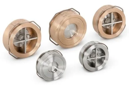 Válvula de retención antirretorno a disco para sistemas industriales. Evita el flujo inverso en líneas de vapor y fluidos, con diseño compacto para montaje entre bridas.