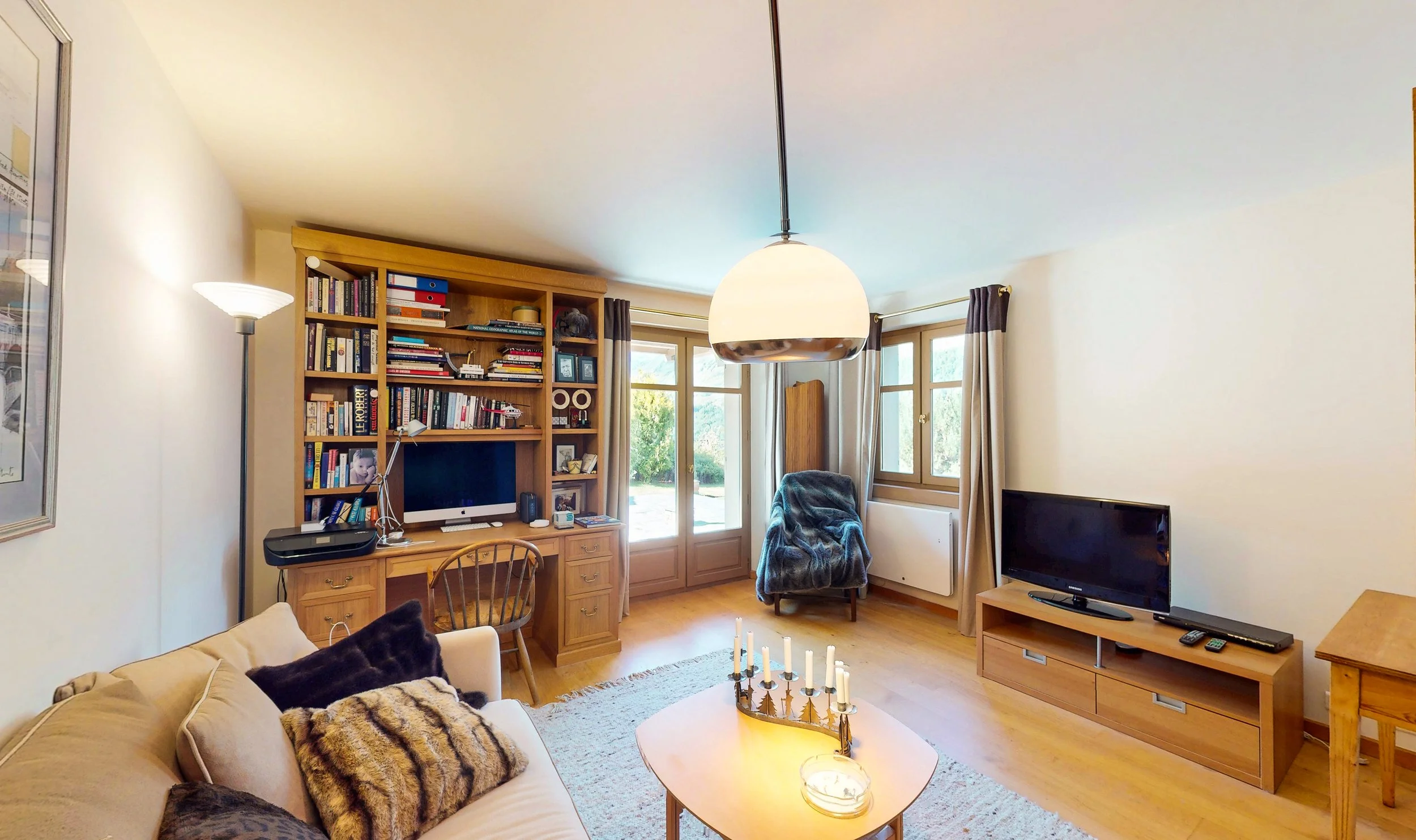 Espace détente avec bureau d’un chalet en vente à Saint-Martin-de-Belleville, présenté par HOME SUMMIT, agence immobilière spécialisée dans les chalets des 3 Vallées